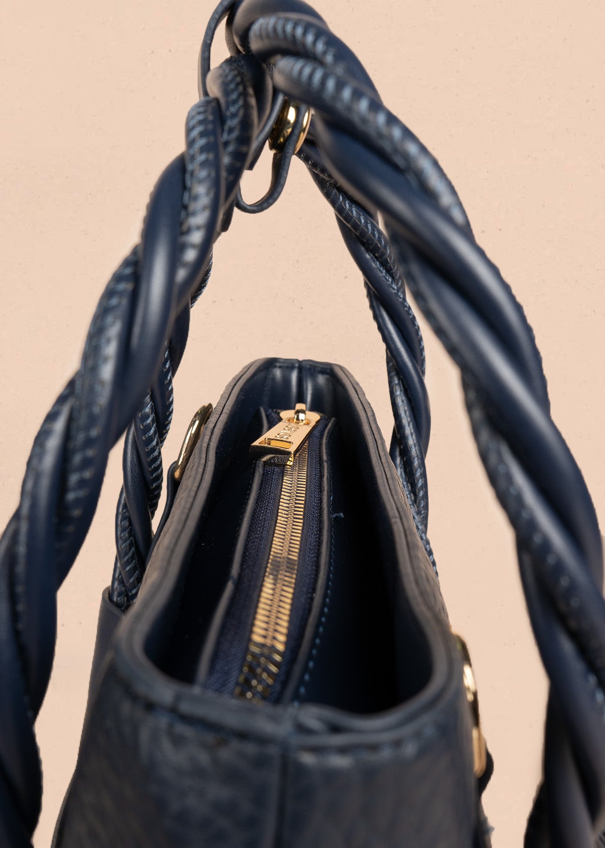 Bolso manos libres color azul con asas trenzadas 106789
