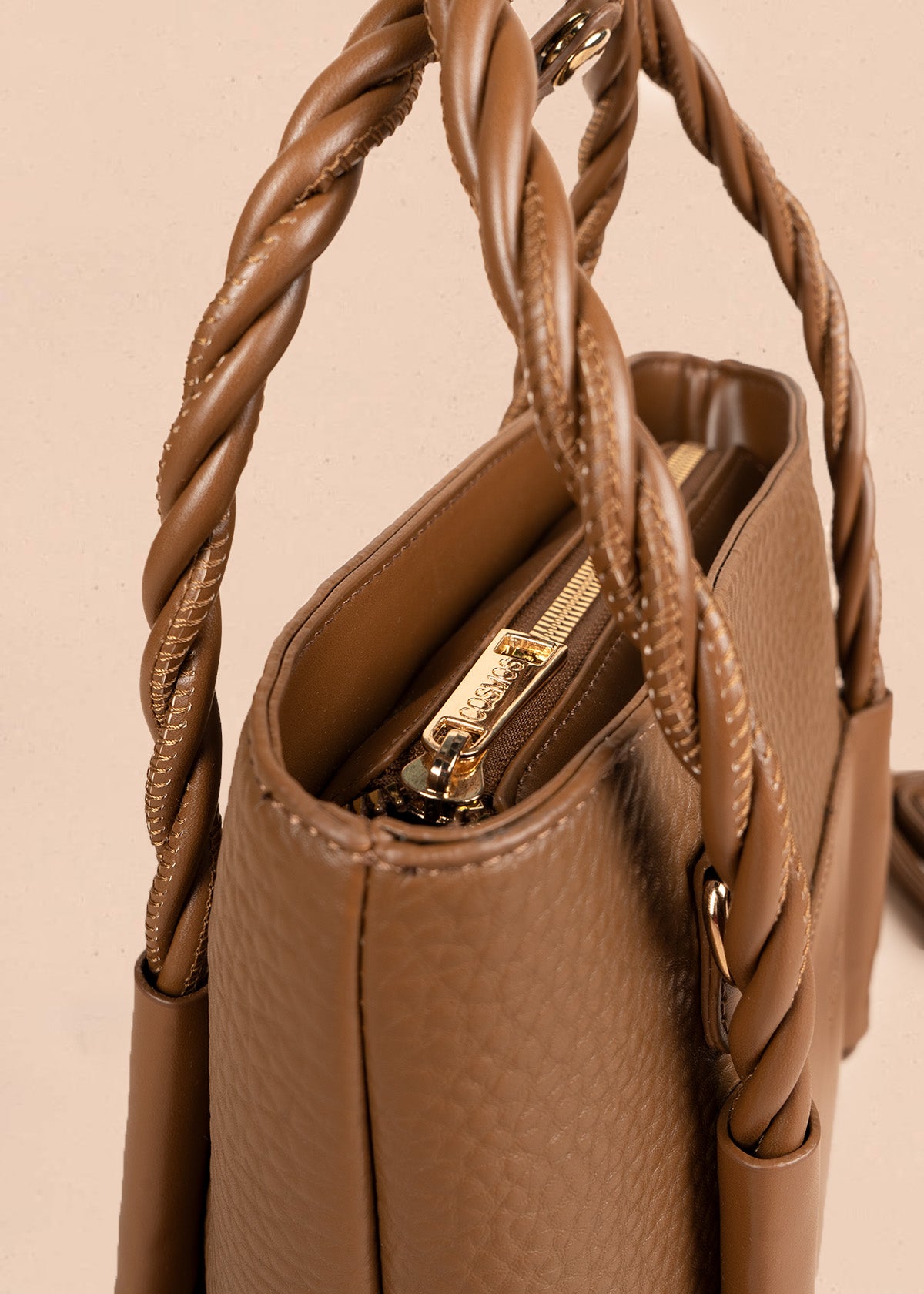 Bolso manos libres color café con asas trenzadas 106789