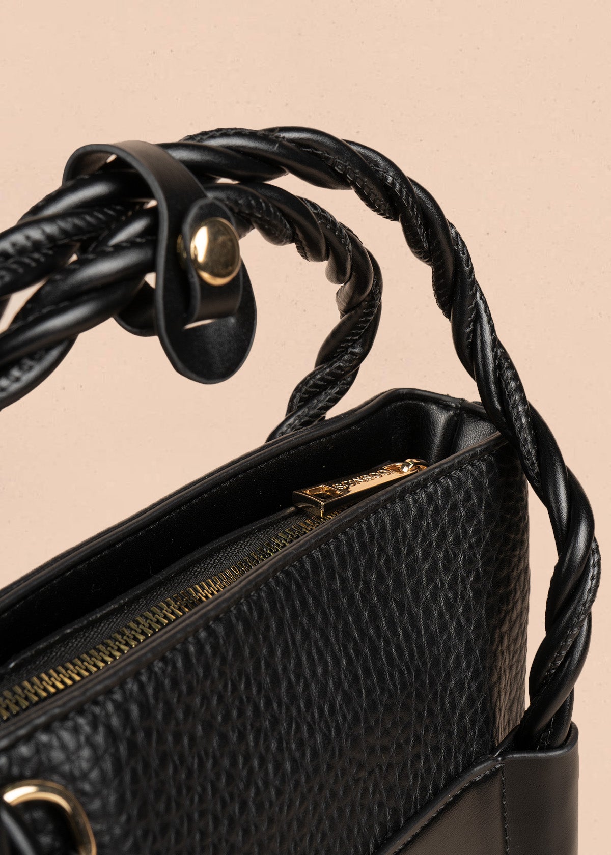 Bolso manos libres color negro con asas trenzadas 106789