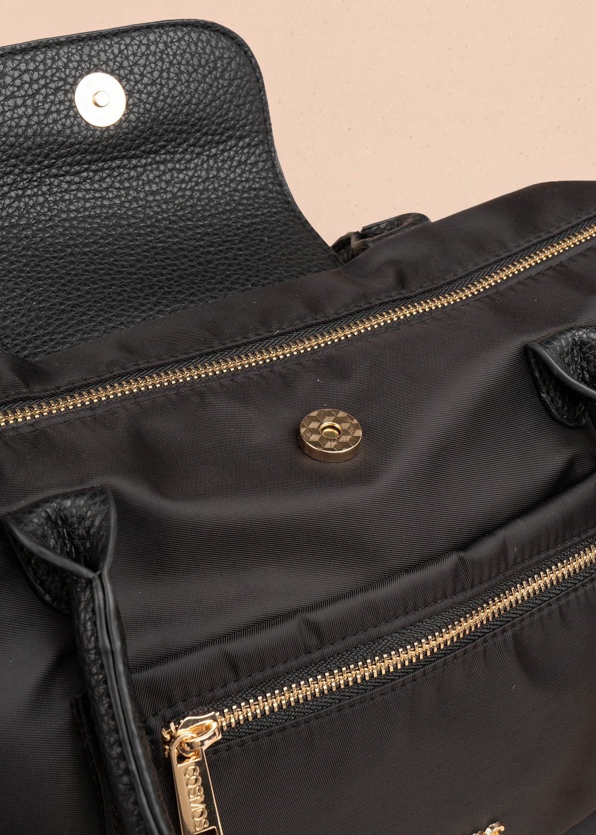 Bolso manos libres tipo shopping color negro 106790