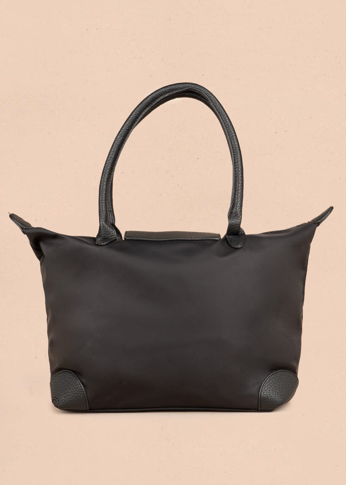 Bolso manos libres tipo shopping color negro 106790