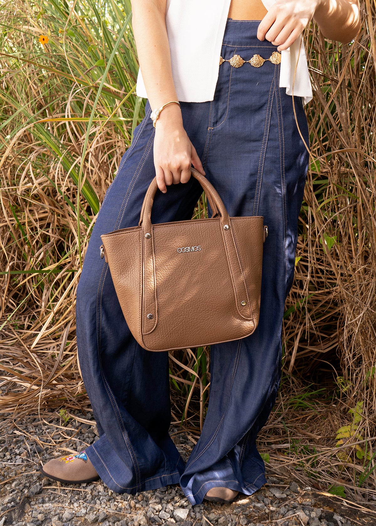 Bolso  texturizado con remaches plateados color café 106791