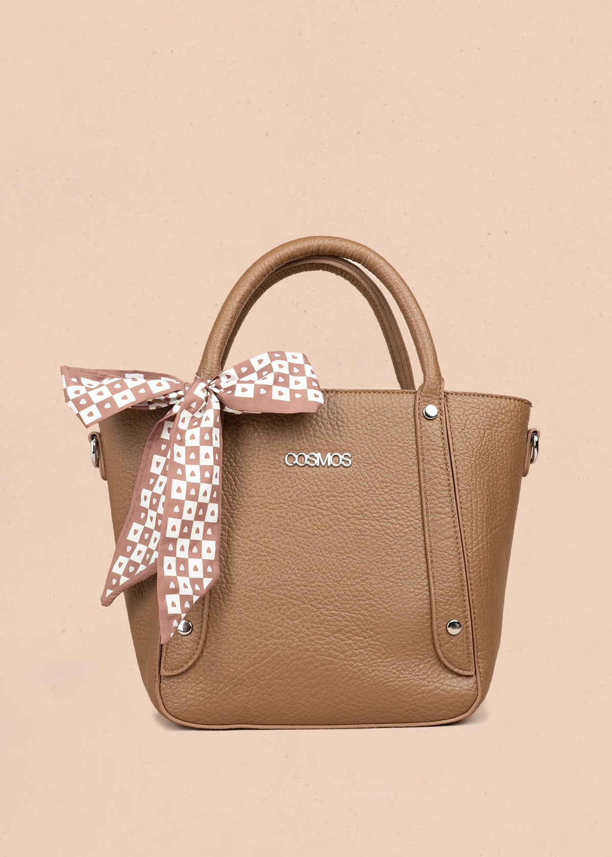 Bolso  texturizado con remaches plateados color café 106791