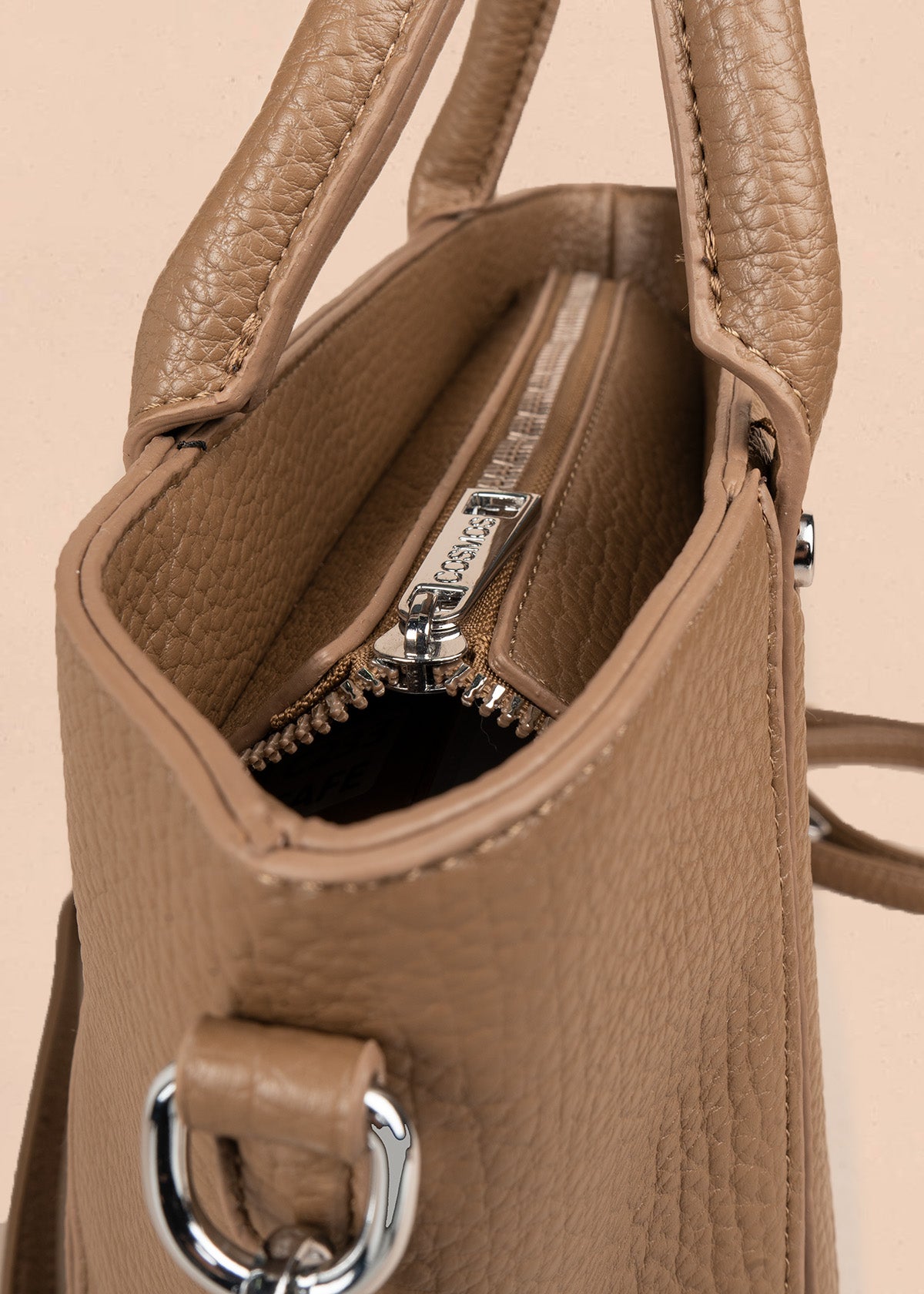 Bolso  texturizado con remaches plateados color café 106791