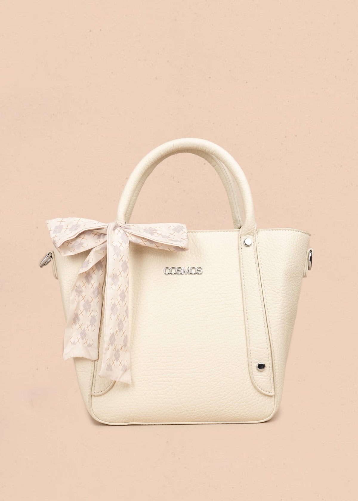 Bolso  texturizado con remaches plateados color crema 106791