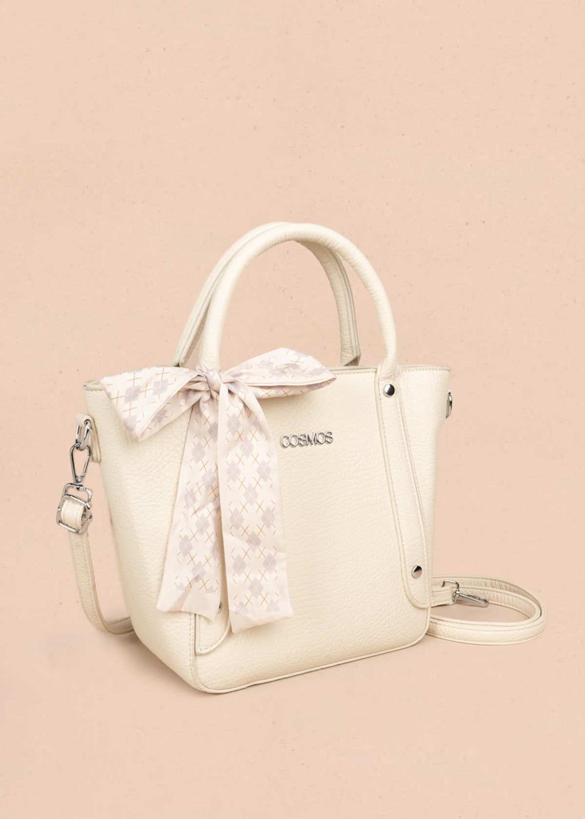 Bolso  texturizado con remaches plateados color crema 106791
