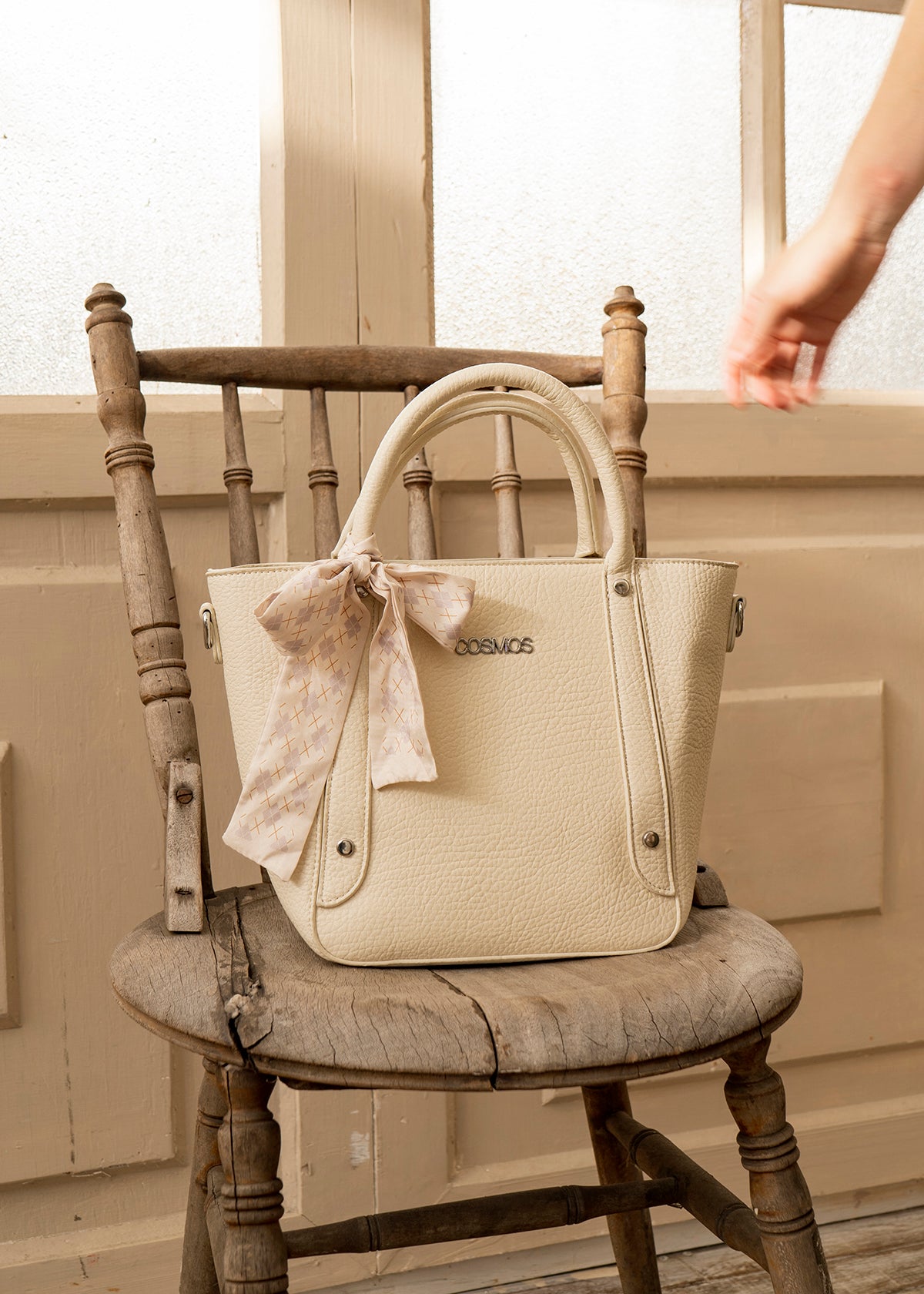 Bolso  texturizado con remaches plateados color crema 106791