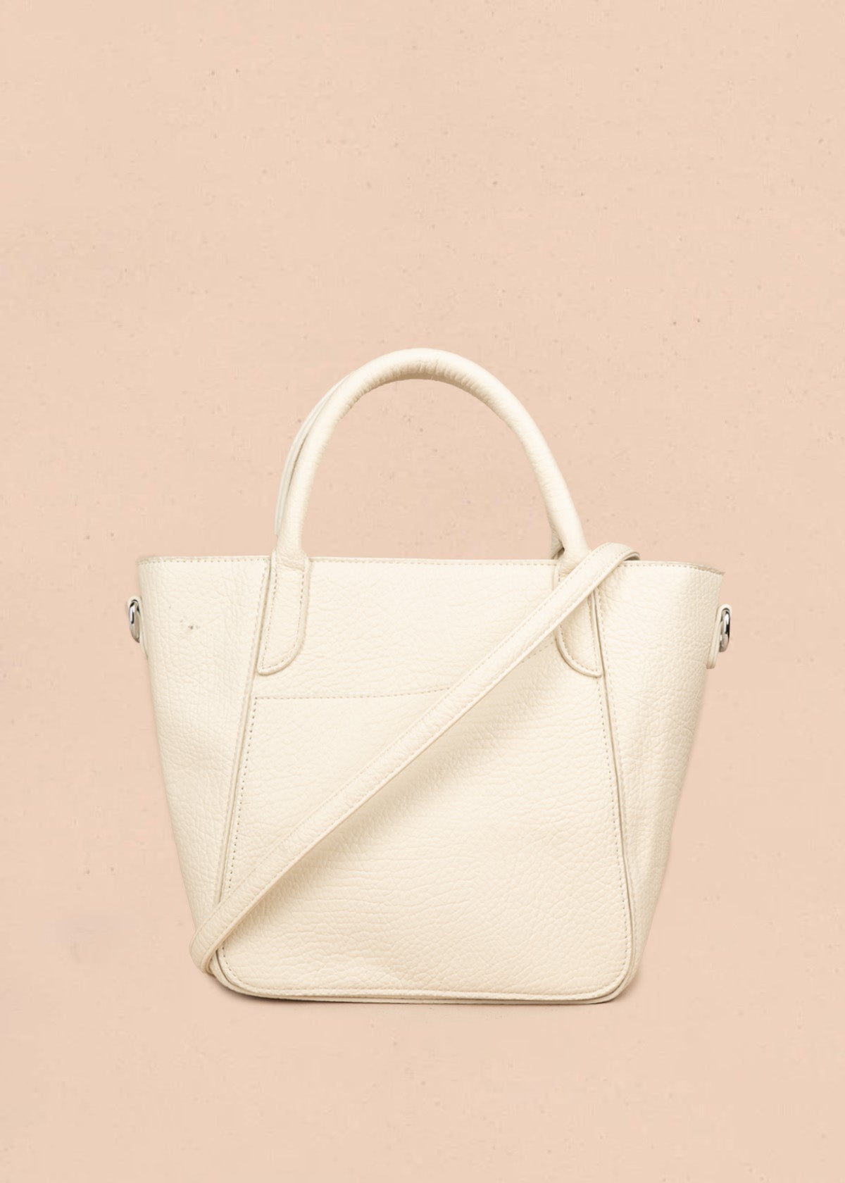 Bolso  texturizado con remaches plateados color crema 106791