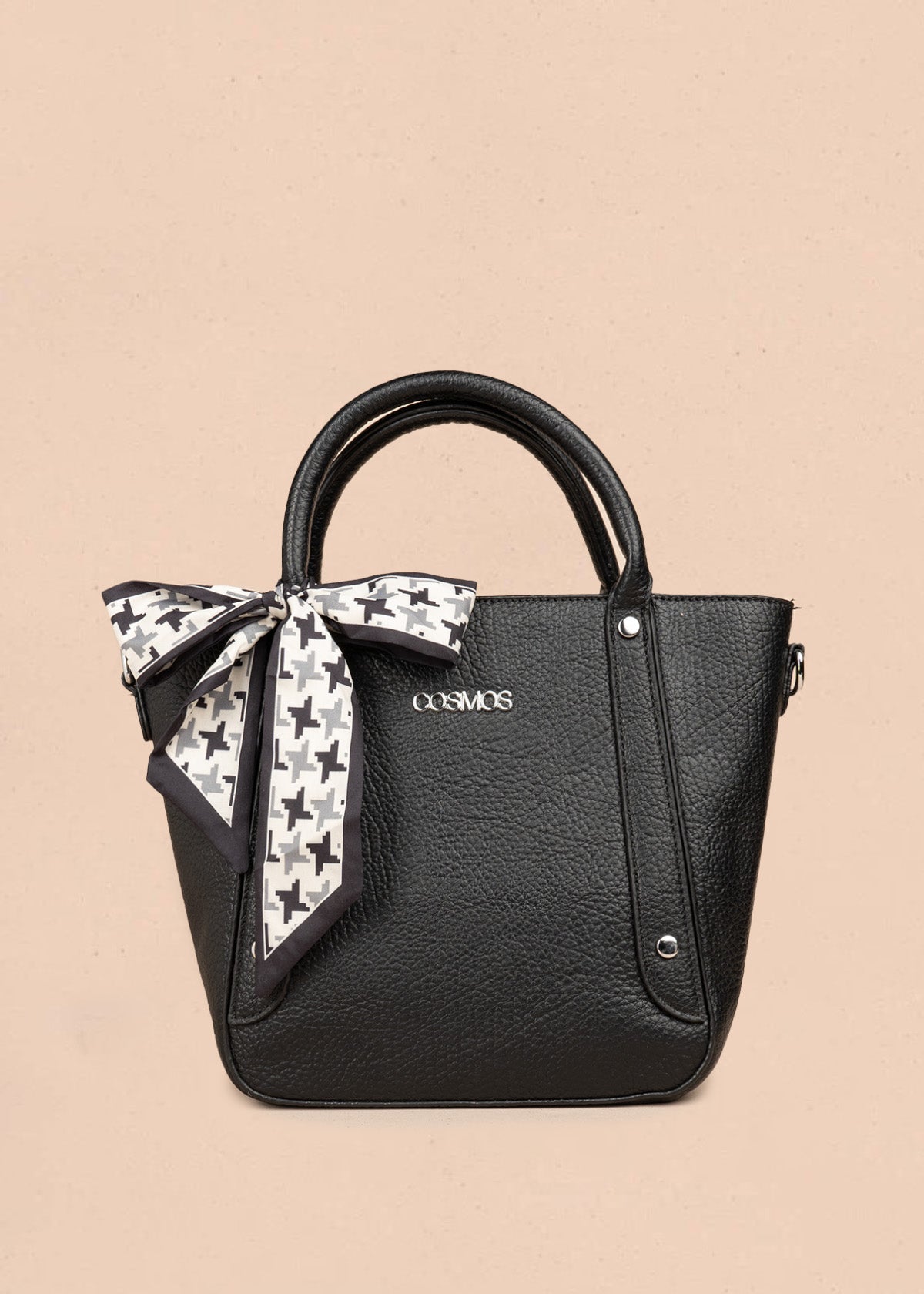 Bolso  texturizado con remaches plateados color negro 106791