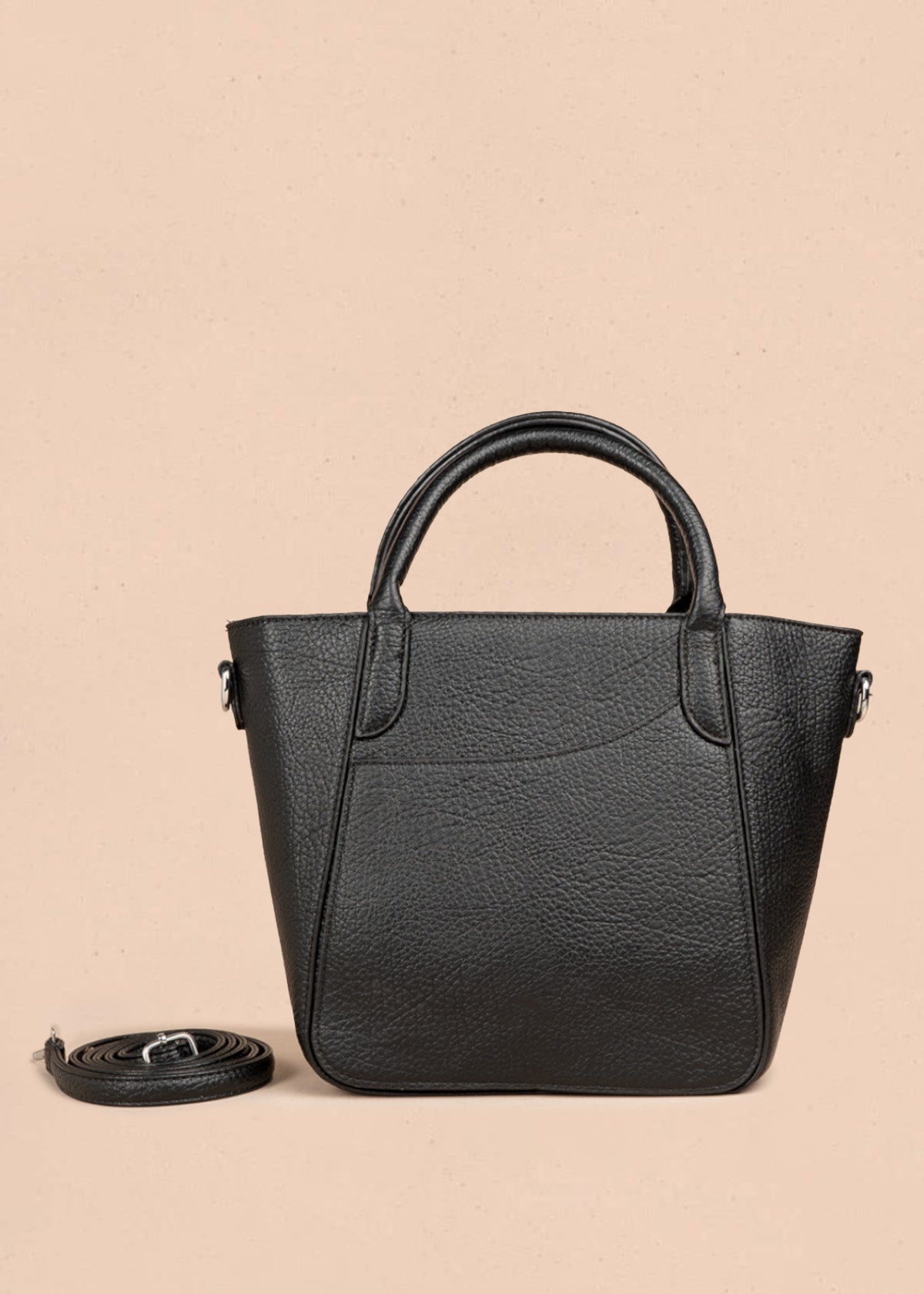 Bolso  texturizado con remaches plateados color negro 106791