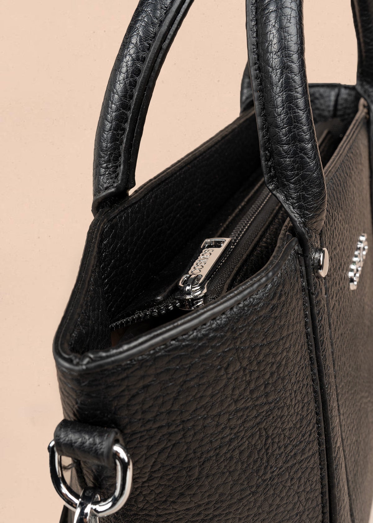 Bolso  texturizado con remaches plateados color negro 106791