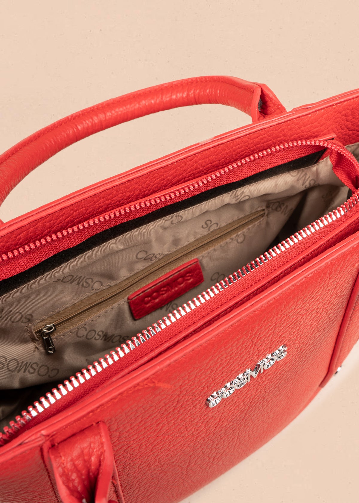 Bolso  texturizado con remaches plateados color rojo 106791