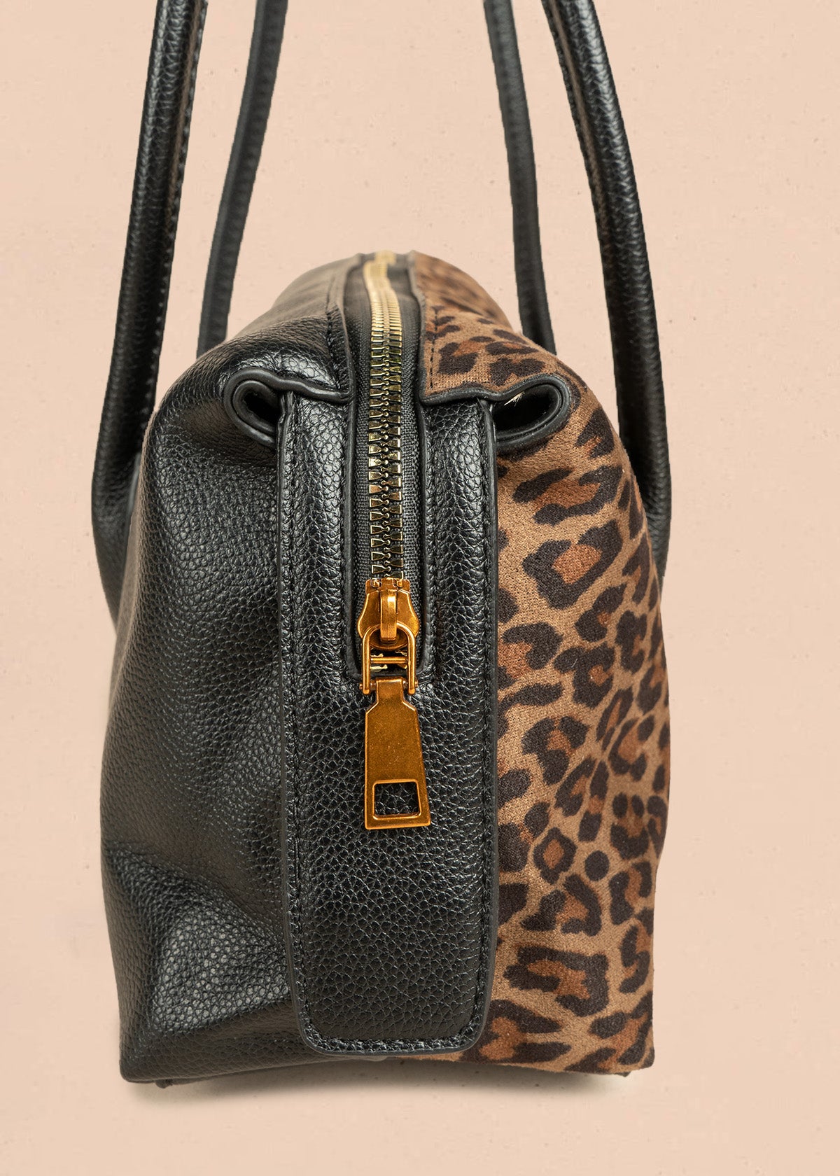 Bolso tipo cartera color animal print silueta tubular 106792