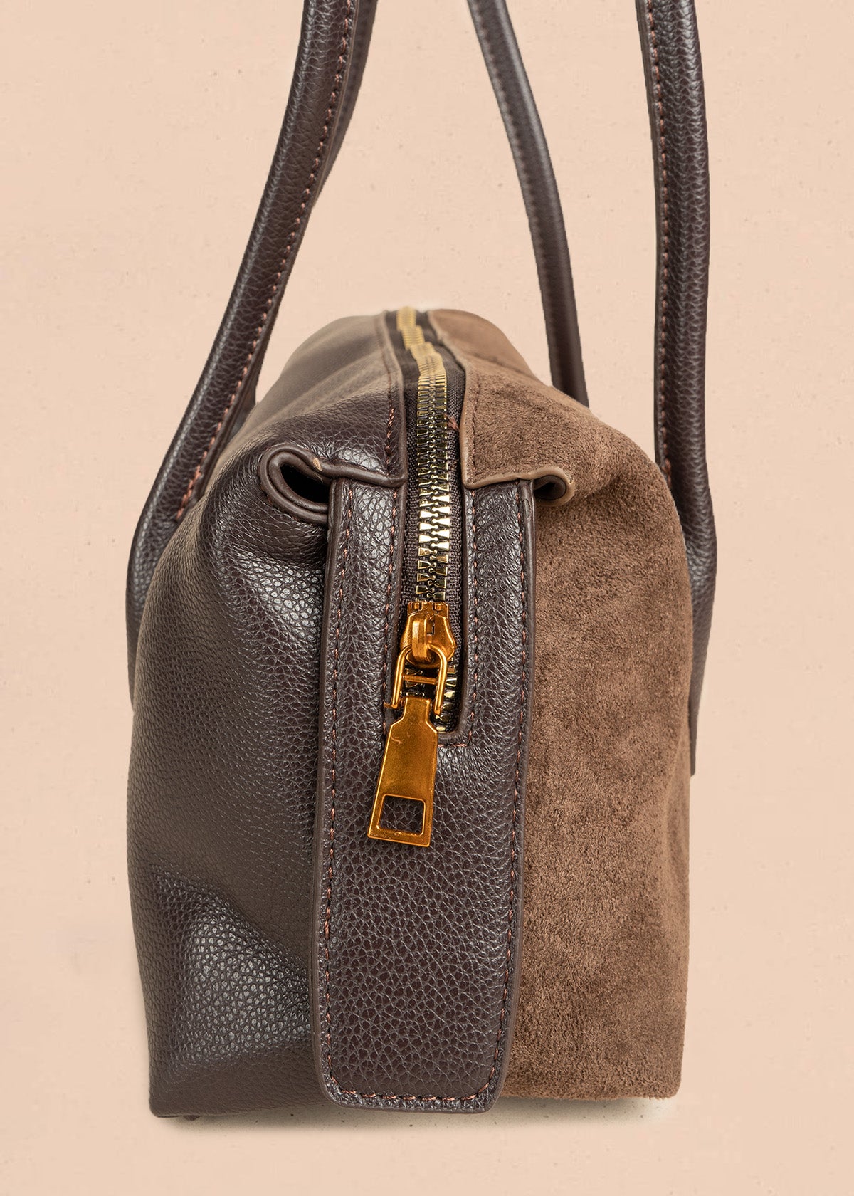 Bolso tipo cartera color chocolate silueta tubular 106792