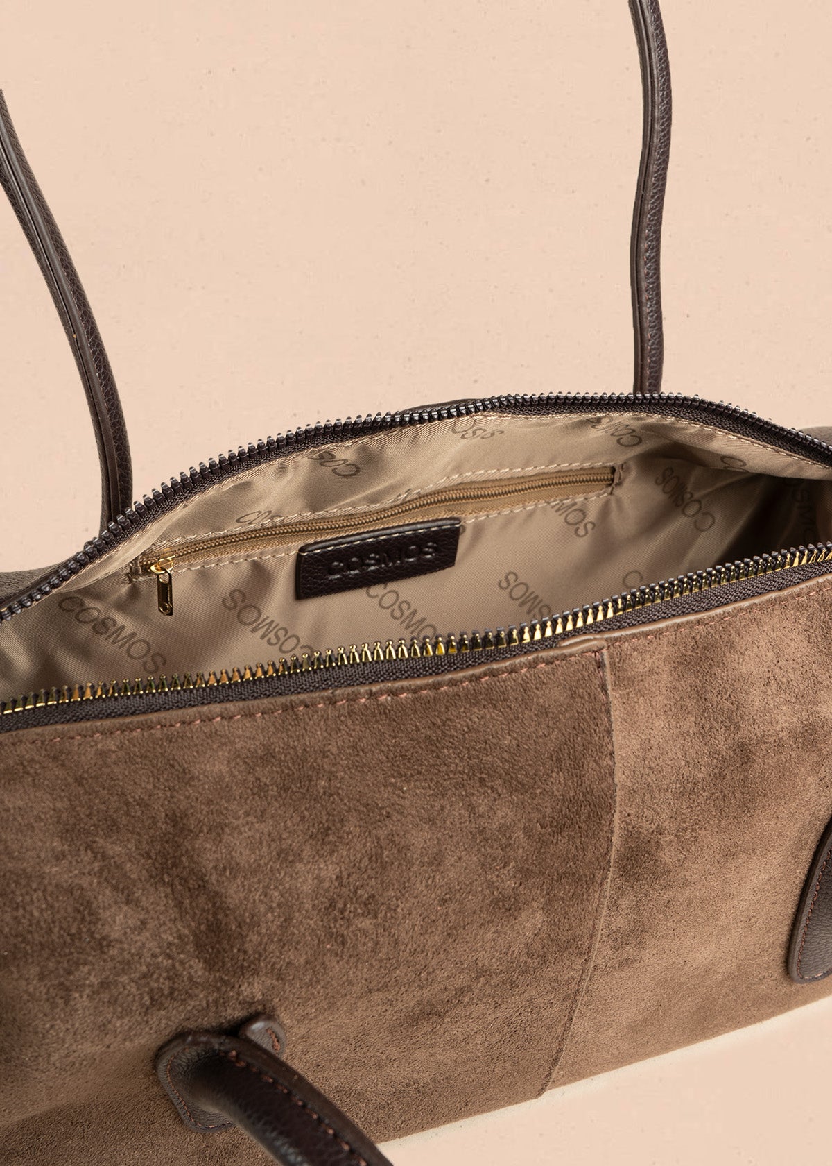 Bolso tipo cartera color chocolate silueta tubular 106792