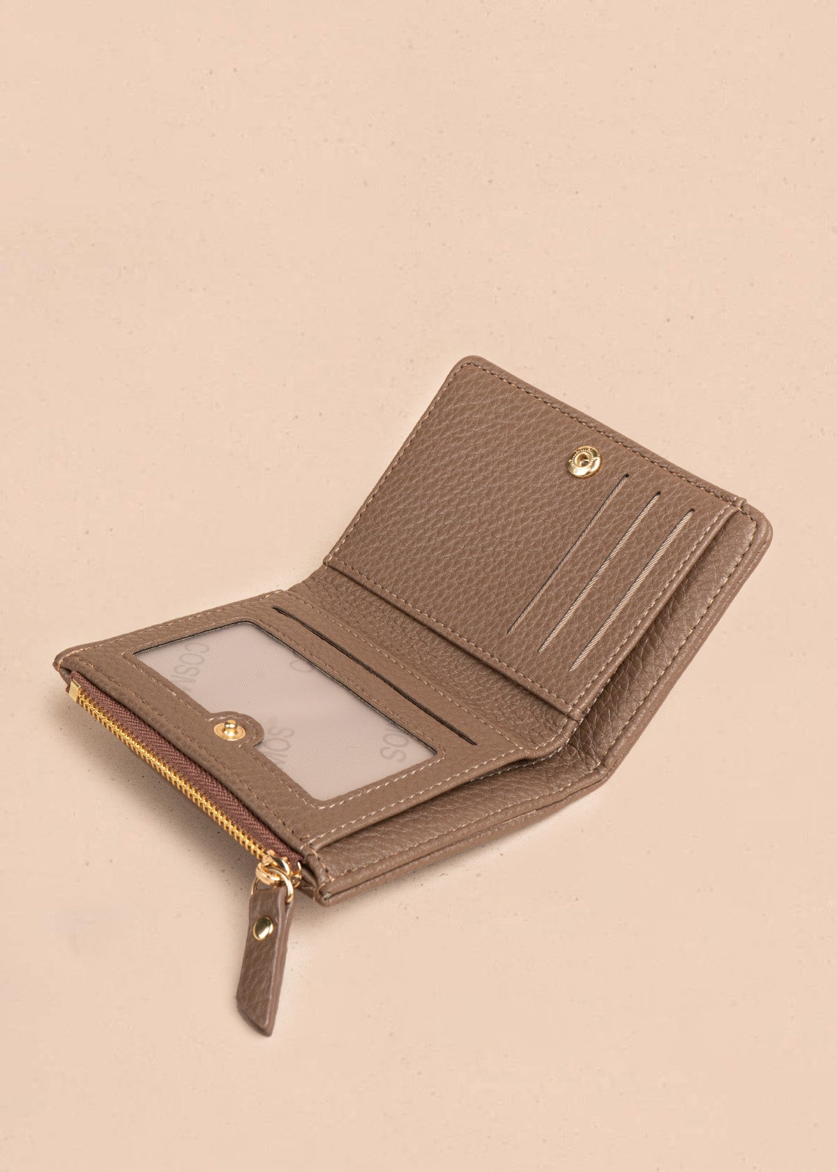 Billetera compacta para mujer color chocolate con cierre y broche floral 106794
