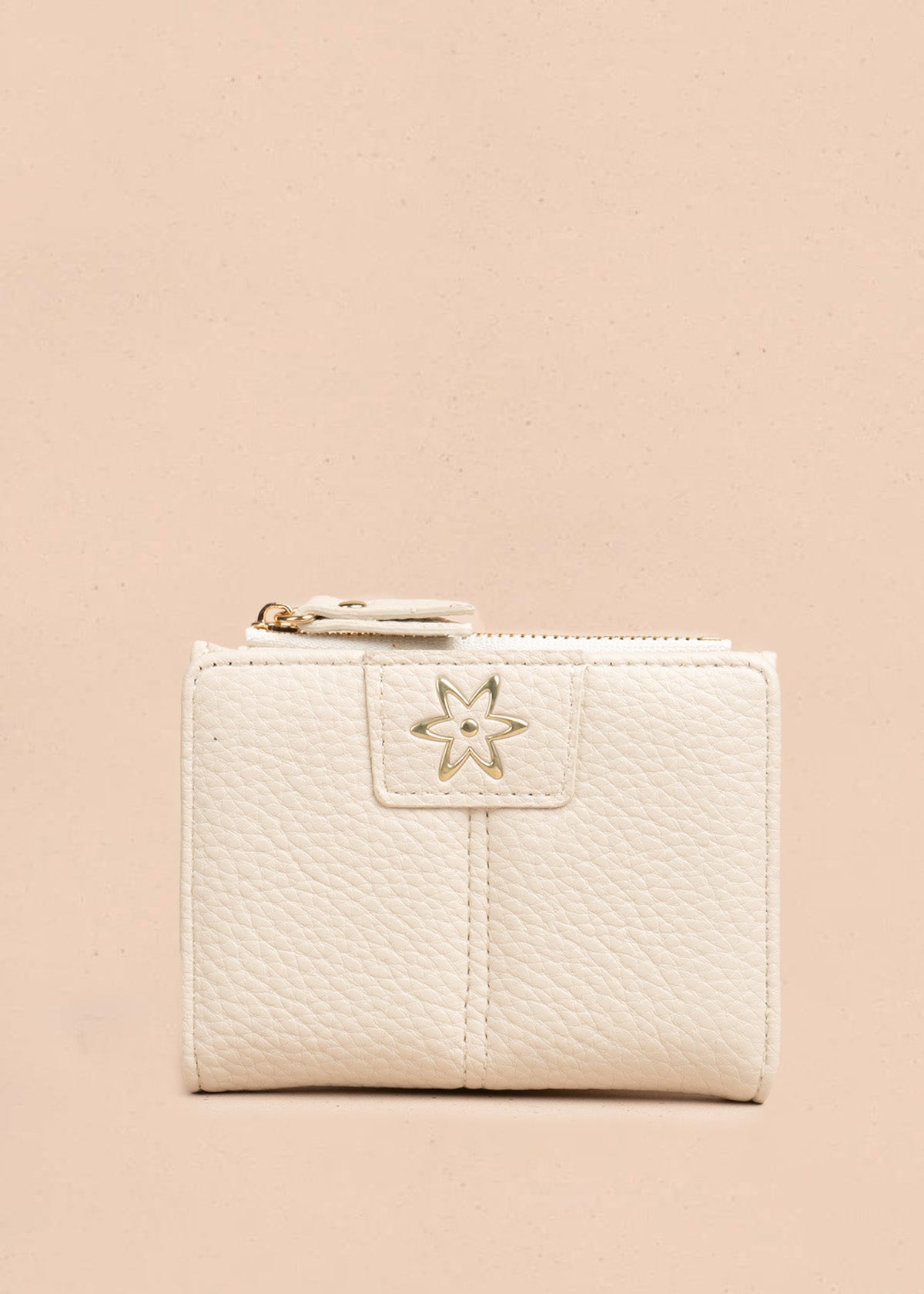 Billetera compacta para mujer color crema con cierre y broche floral 106794