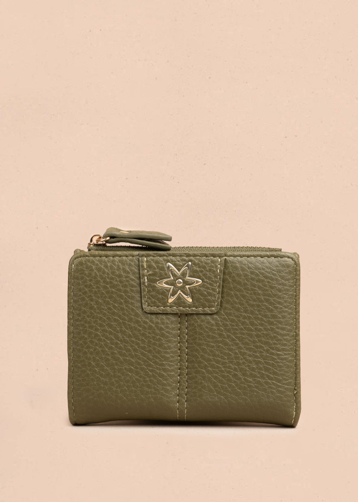 Billetera compacta para mujer color verde con cierre y broche floral 106794
