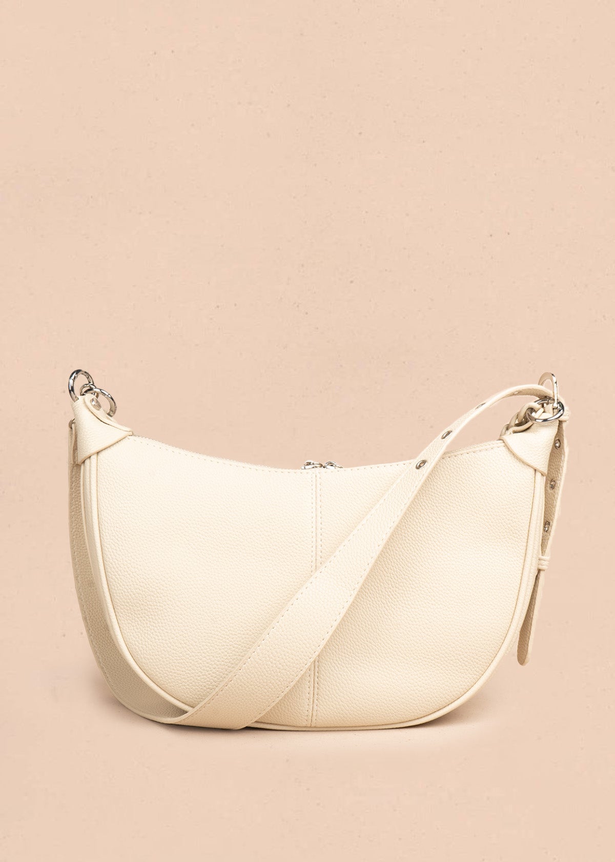 Bolso manos libres color beige con cadena decorativa 106795