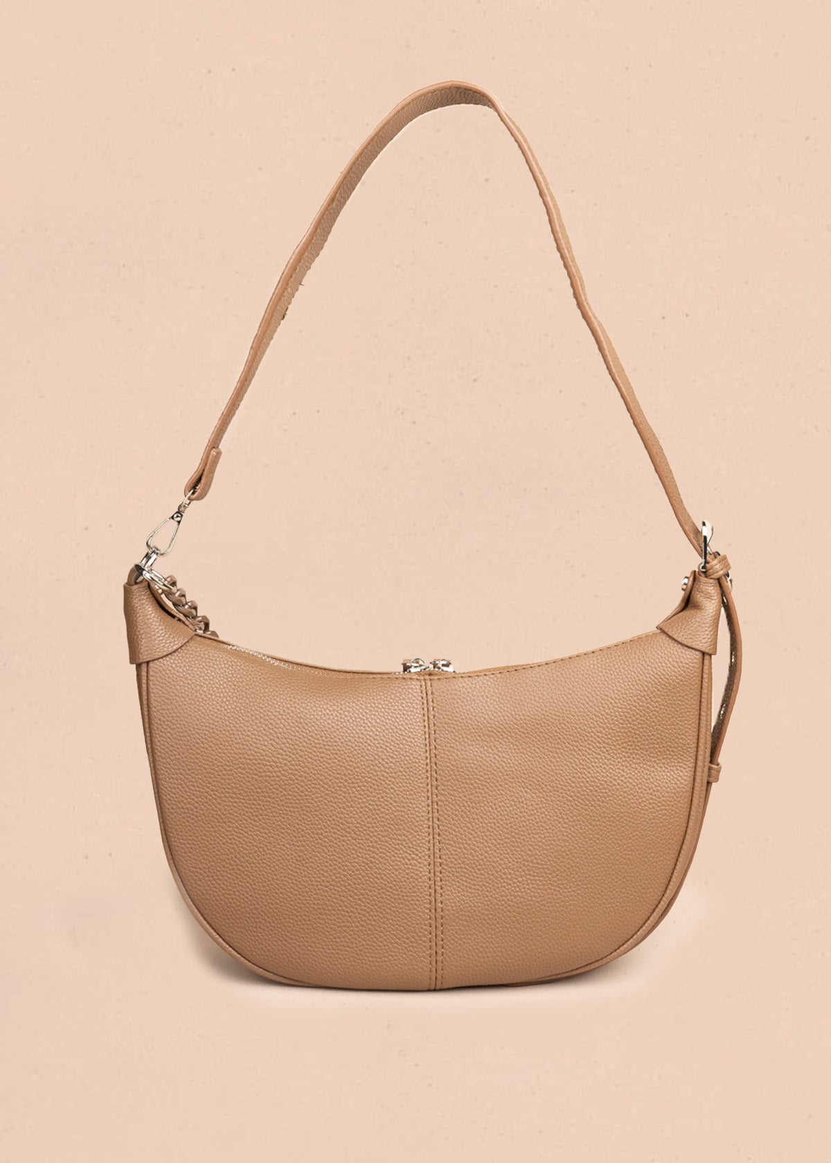 Bolso manos libres color café con cadena decorativa 106795