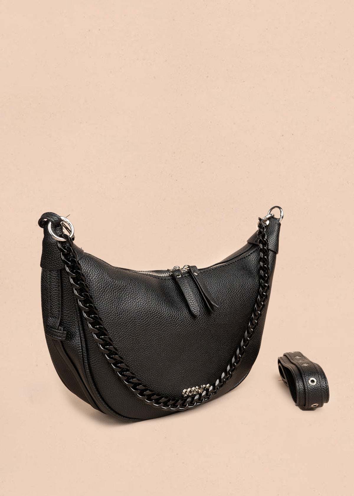 Bolso manos libres color negro con cadena decorativa 106795