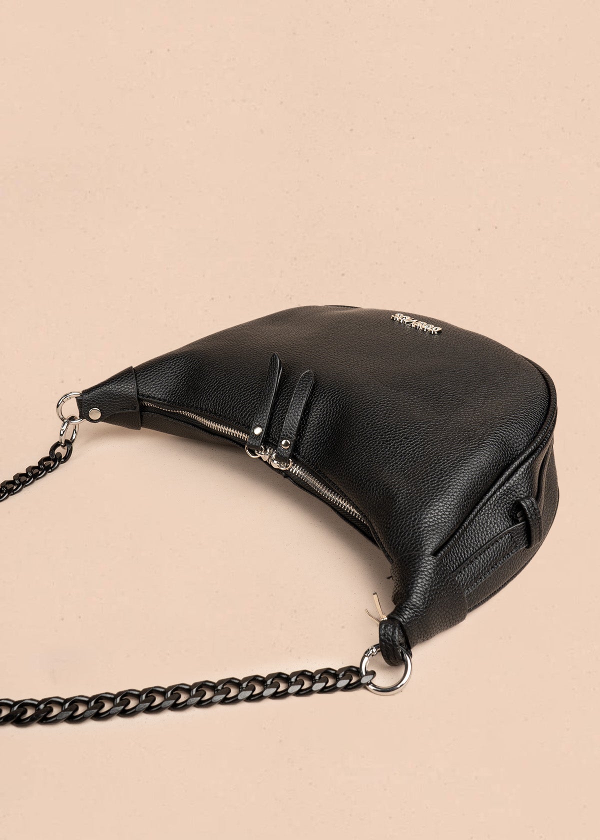 Bolso manos libres color negro con cadena decorativa 106795