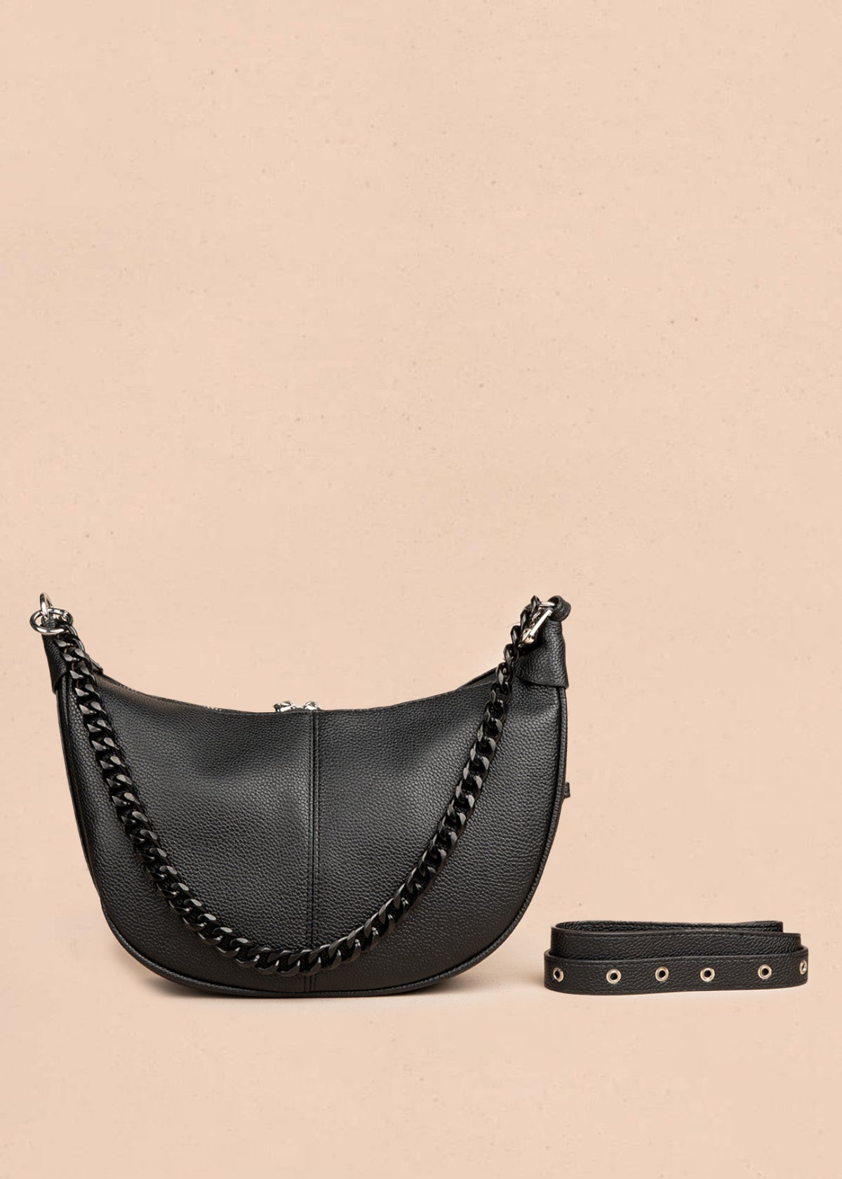 Bolso manos libres color negro con cadena decorativa 106795