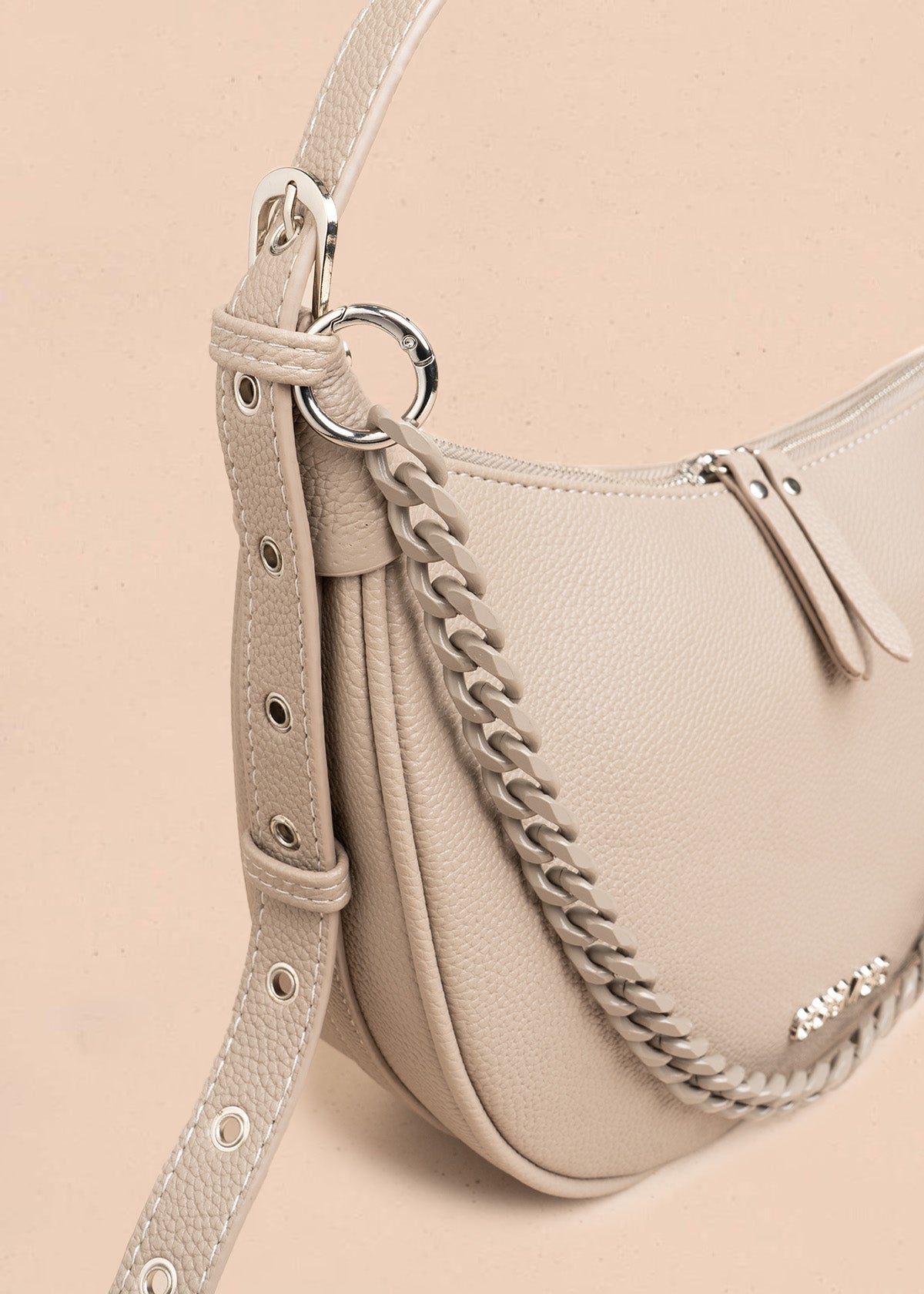 Bolso manos libres color taupe con cadena decorativa 106795