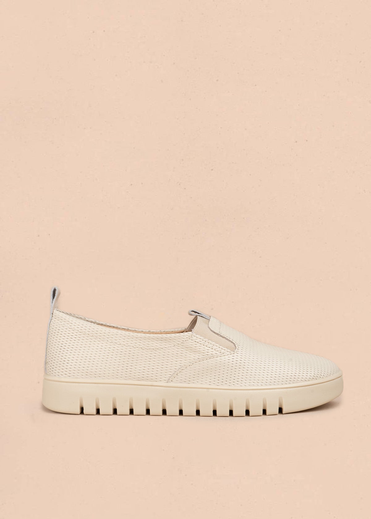 Zapato cerrado en cuero color talco con textura microperforada y elástico lateral  106796
