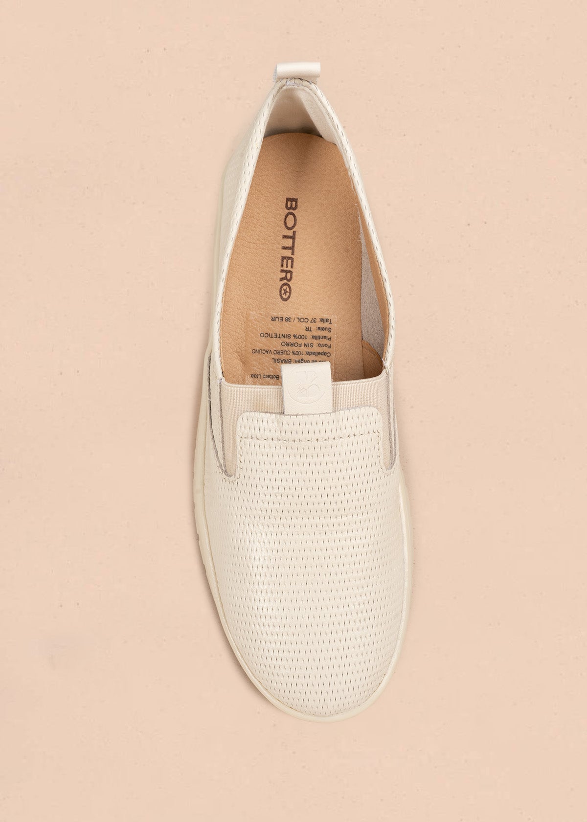 Zapato cerrado en cuero color talco con textura microperforada y elástico lateral  106796