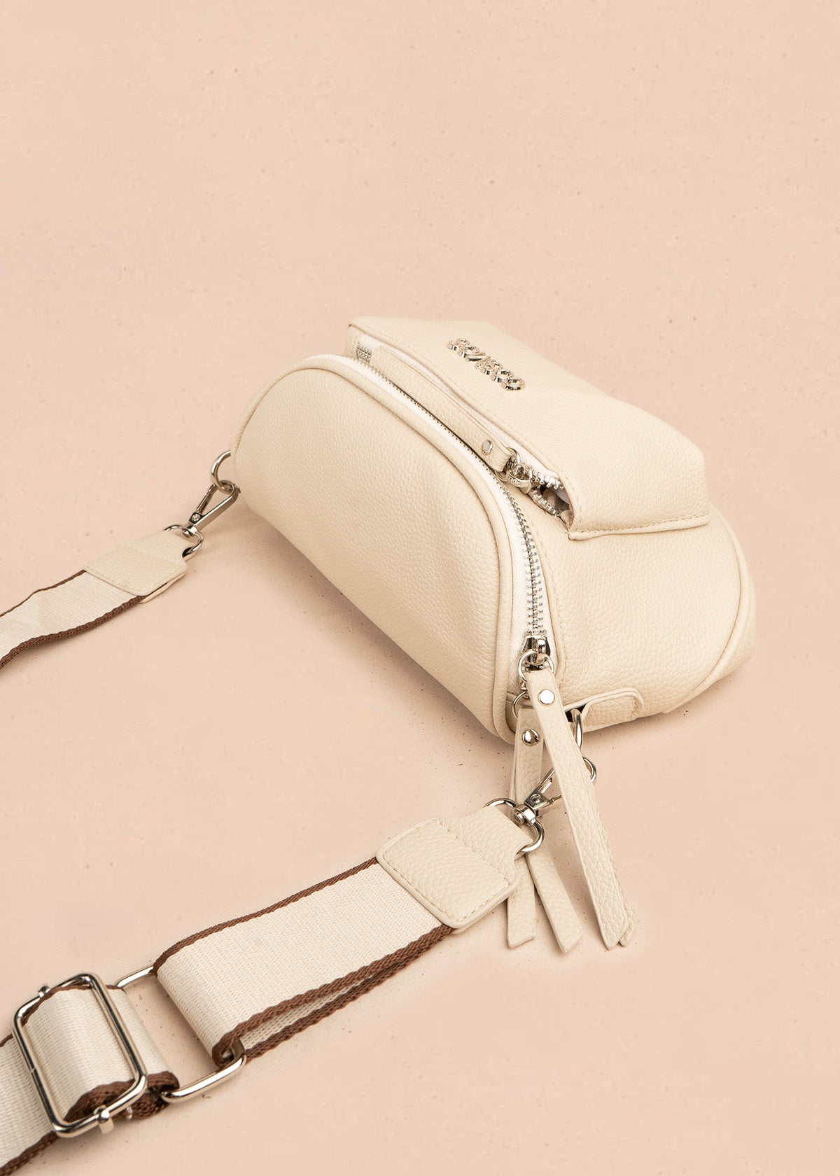Riñonera color beige con bolsillo frontal y correa ajustable 106804