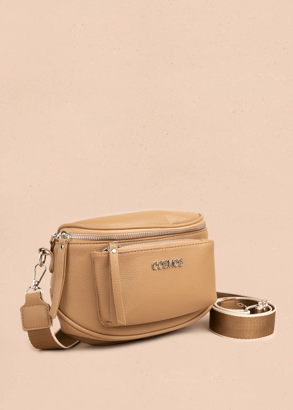 Riñonera color camel con bolsillo frontal y correa ajustable 106804