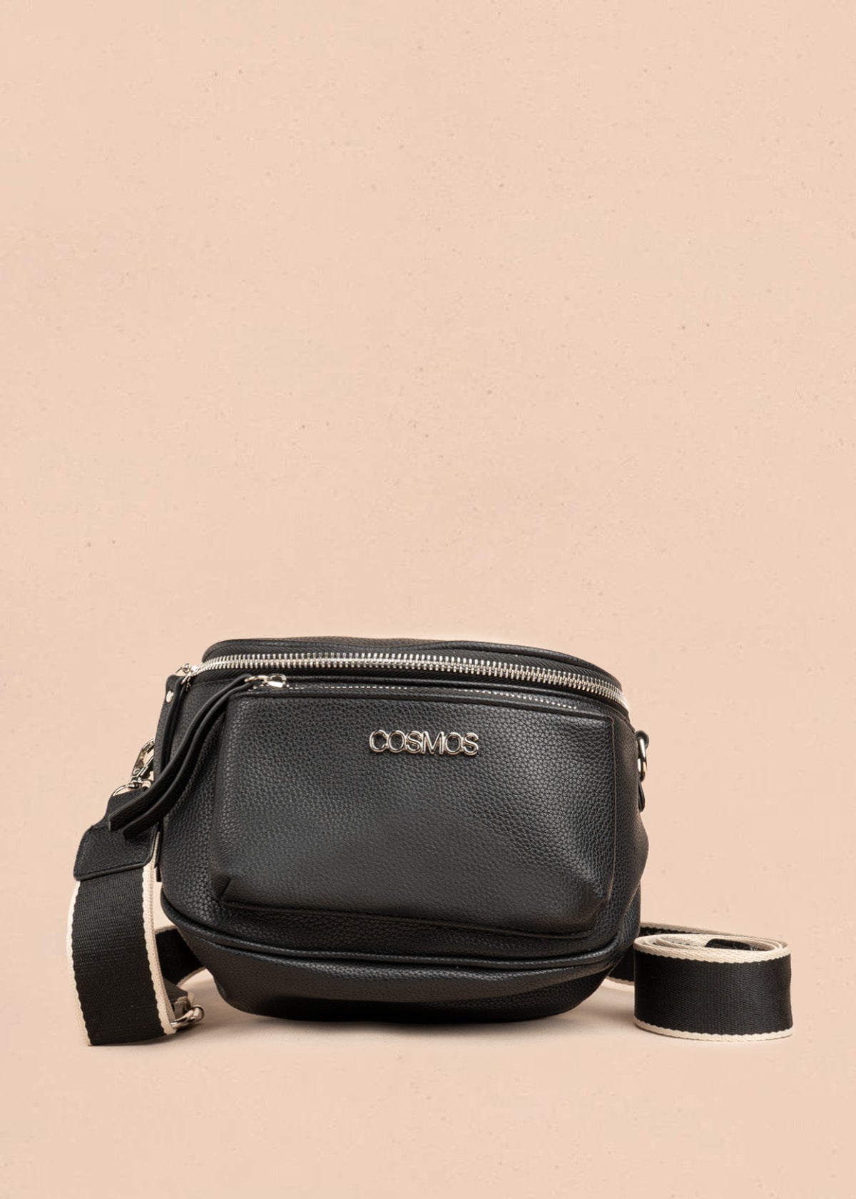 Riñonera color negro con bolsillo frontal y correa ajustable 106804