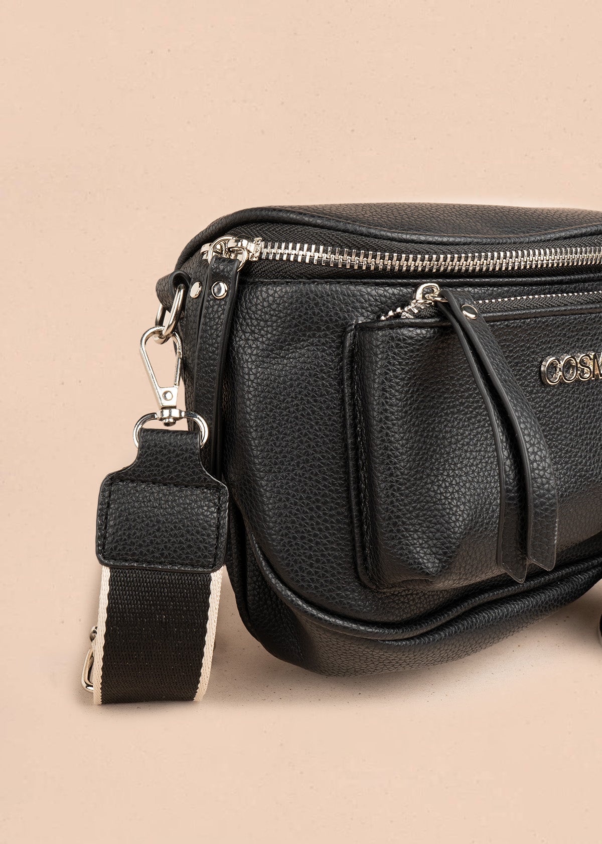 Riñonera color negro con bolsillo frontal y correa ajustable 106804