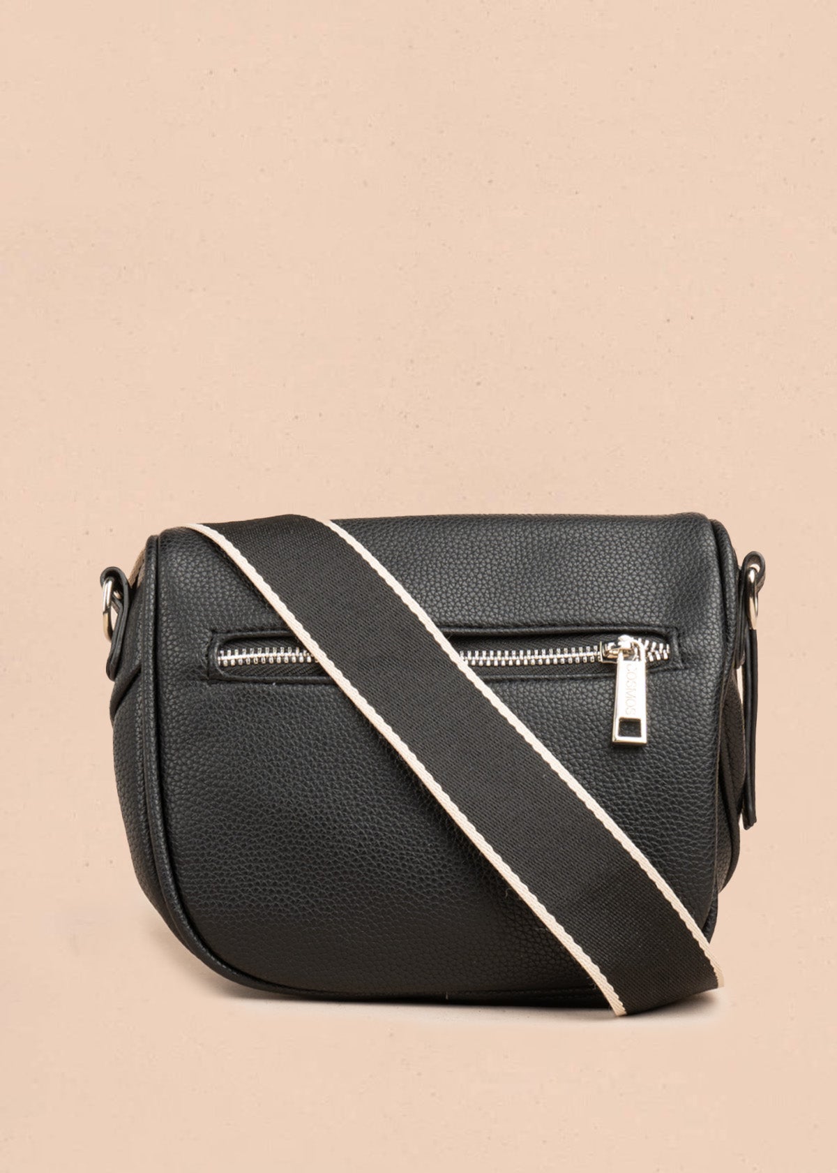 Riñonera color negro con bolsillo frontal y correa ajustable 106804