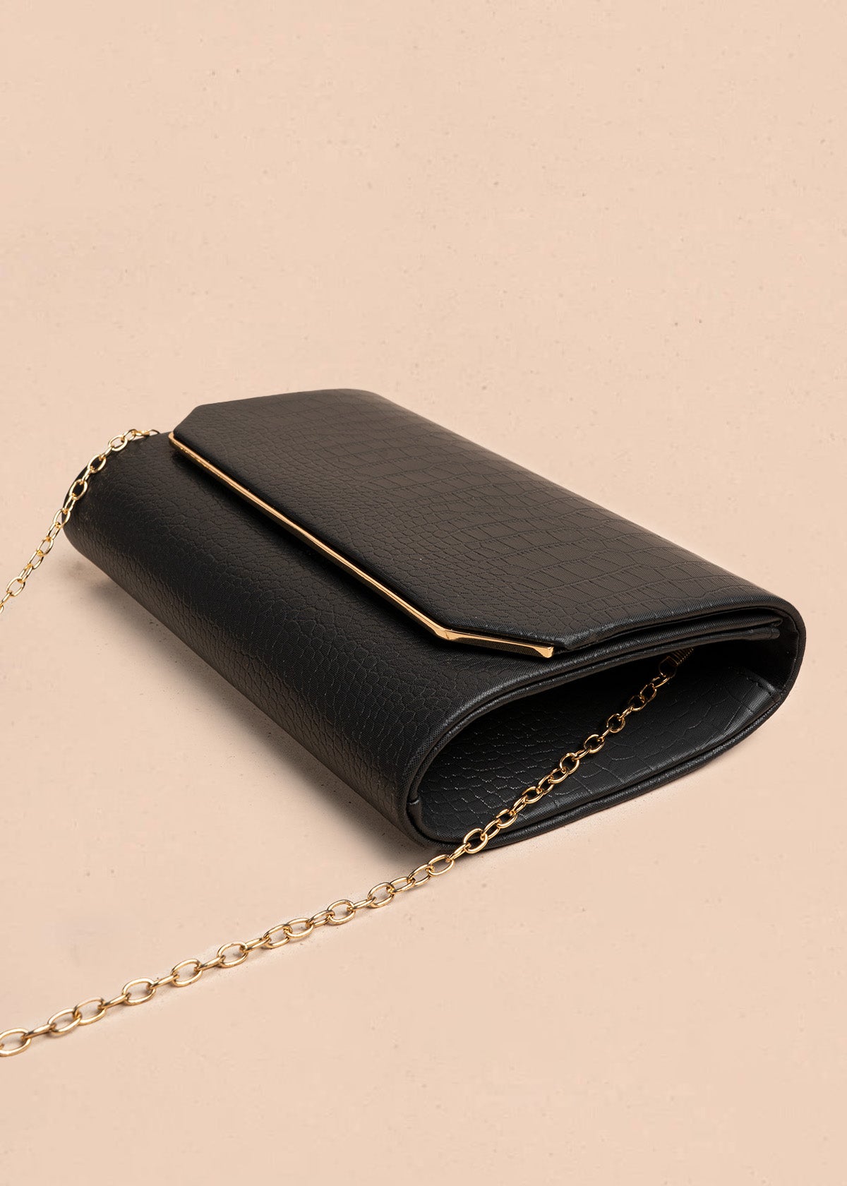 Bolso de fiesta color negro con textura croco 106806
