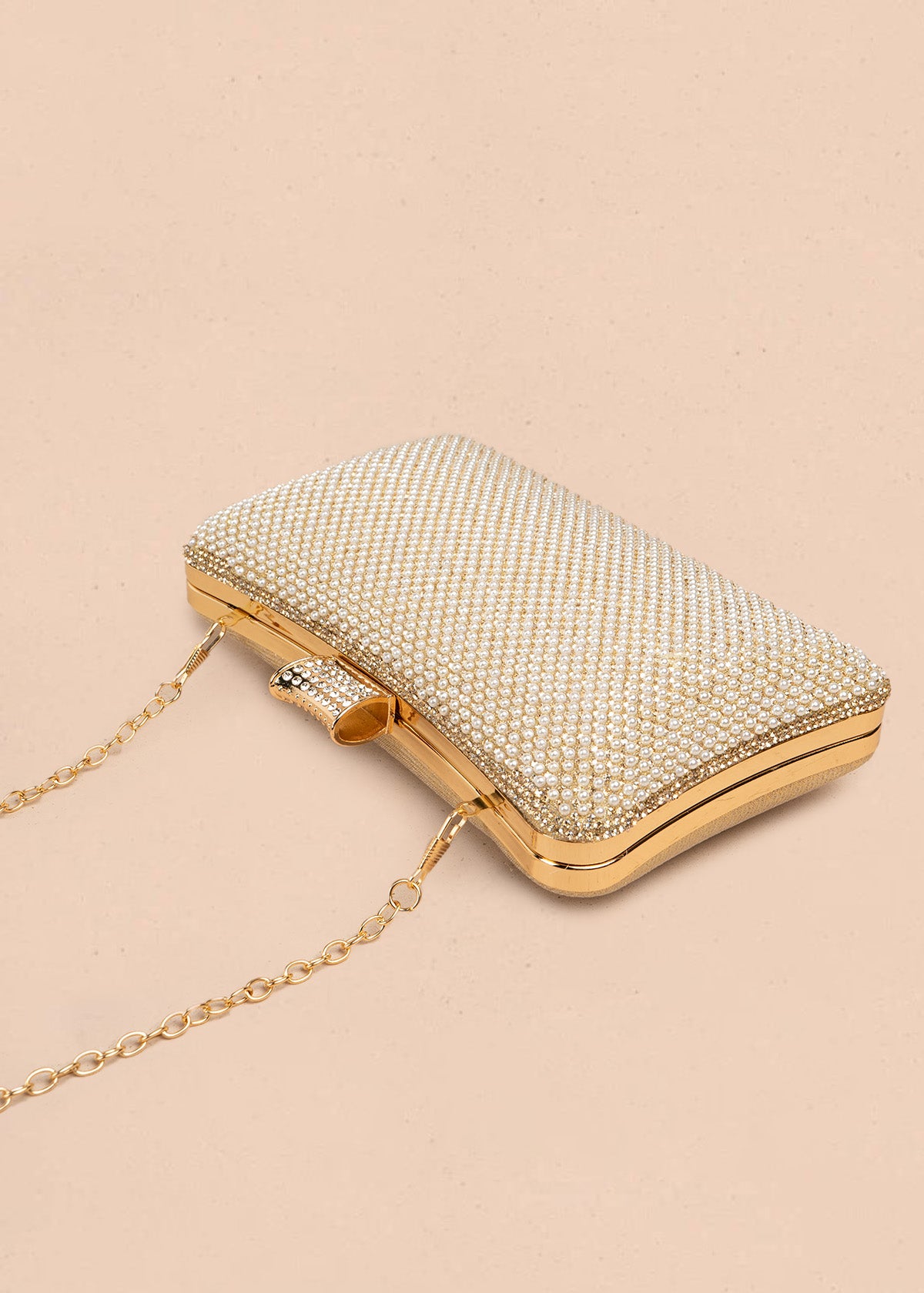 Bolso de fiesta color dorado con detalle de pedrería  106808