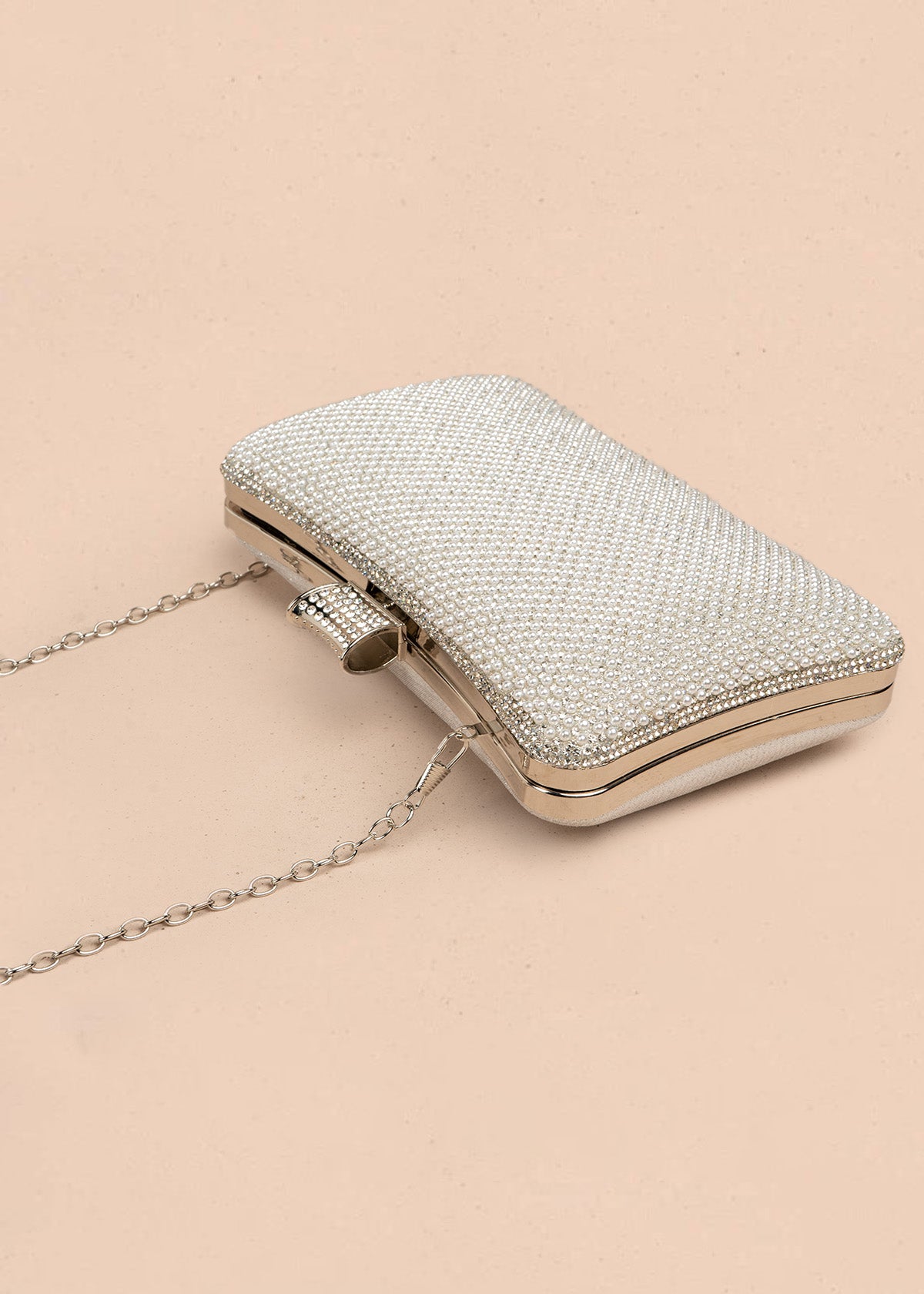 Bolso de fiesta color plata con detalle de pedrería 106808
