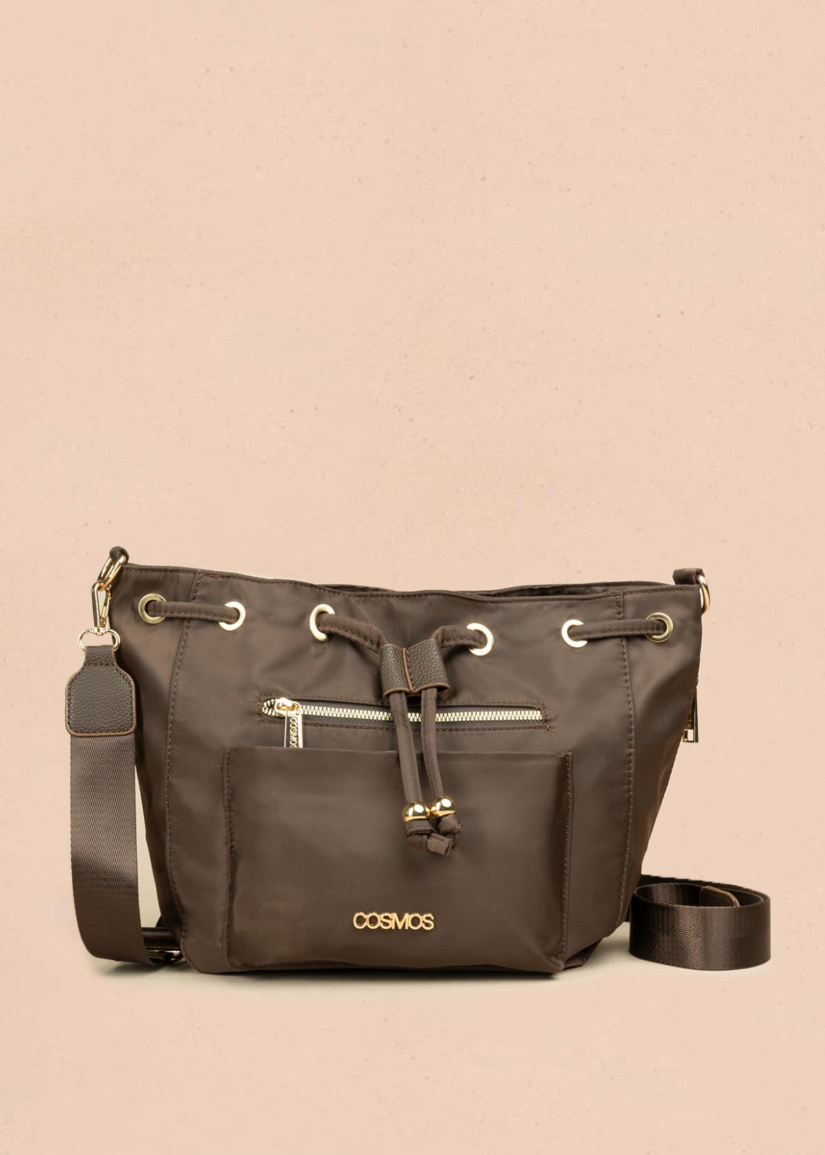 Bolso manos libres color chocolate con dos bolsillos adelante 106837