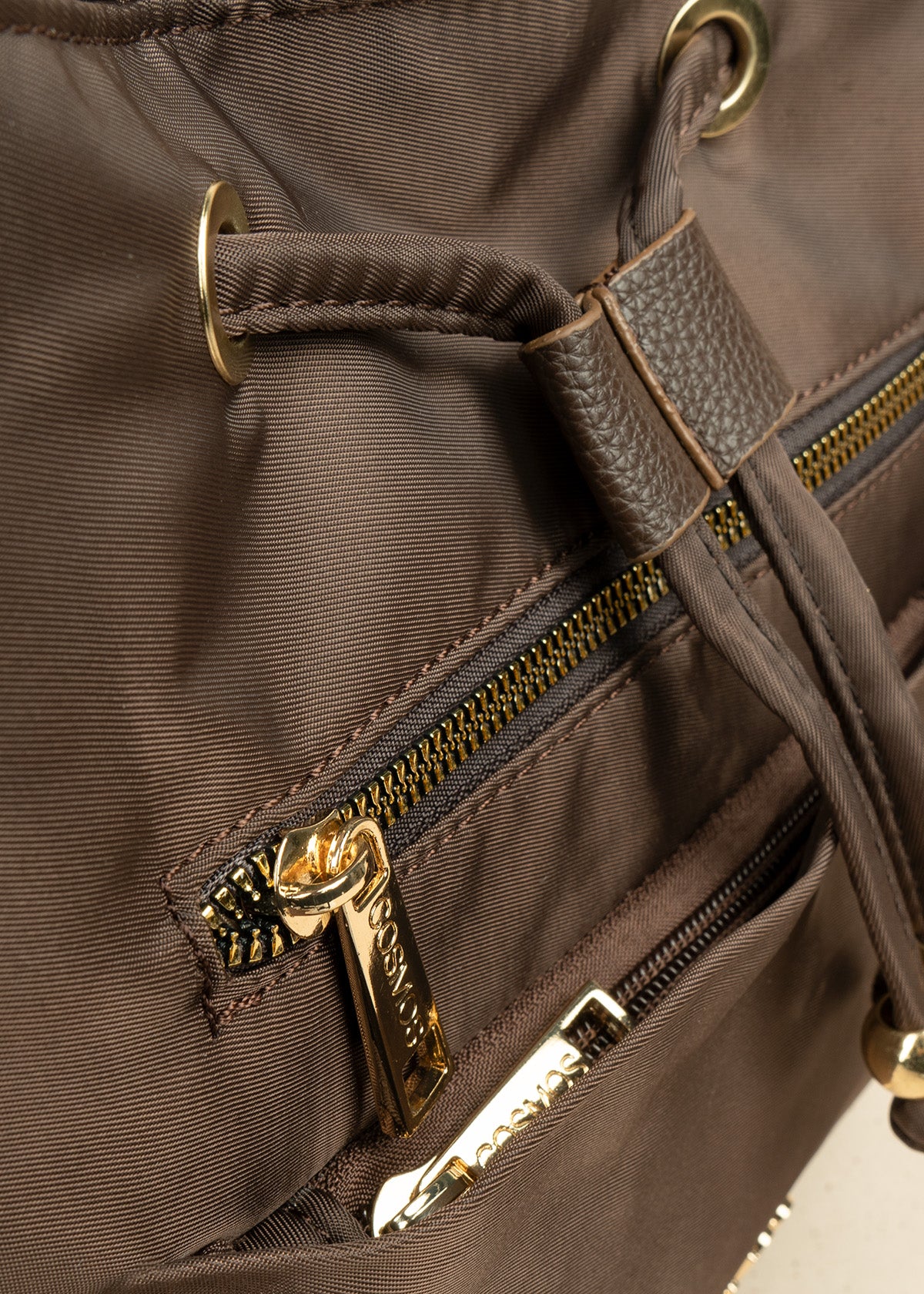 Bolso manos libres color chocolate con dos bolsillos adelante 106837