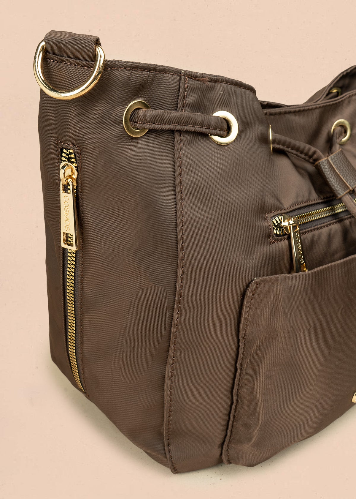 Bolso manos libres color chocolate con dos bolsillos adelante 106837