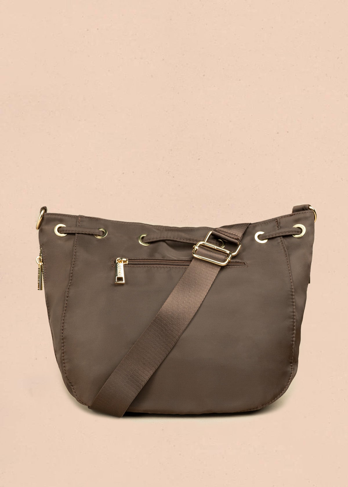 Bolso manos libres color chocolate con dos bolsillos adelante 106837