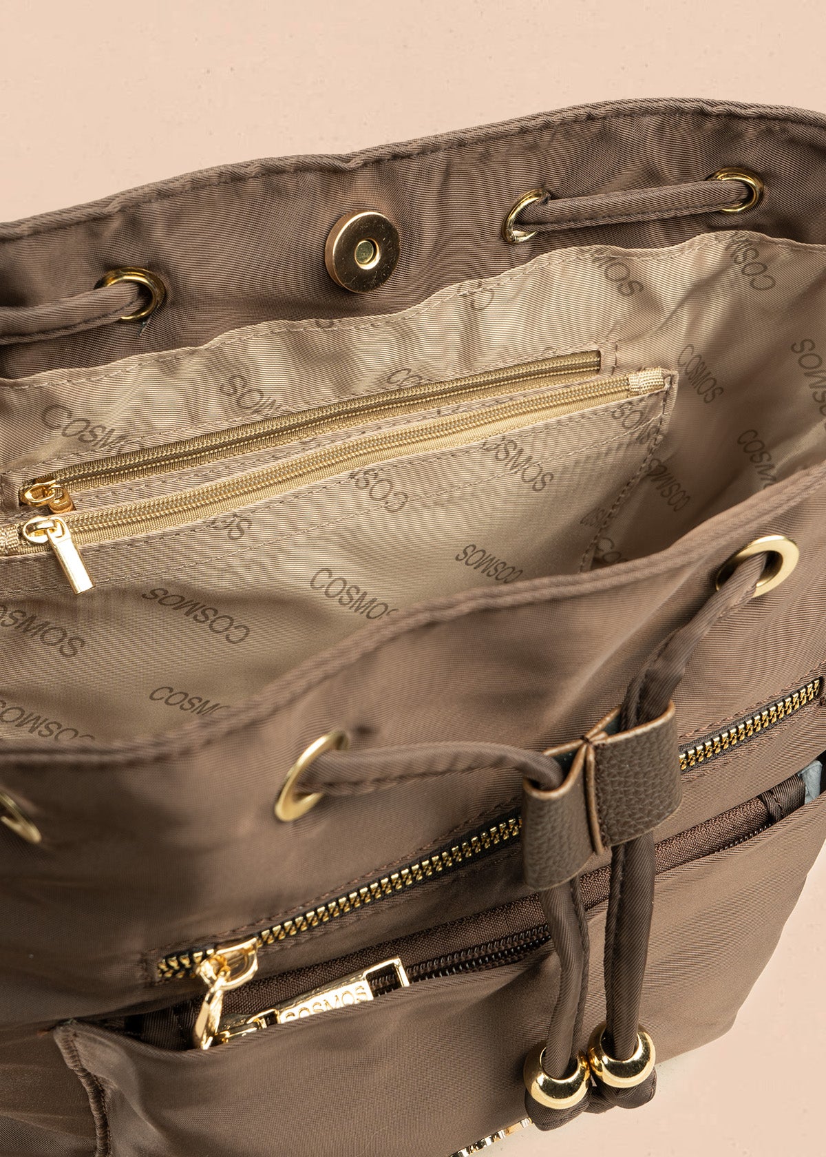 Bolso manos libres color chocolate con dos bolsillos adelante 106837