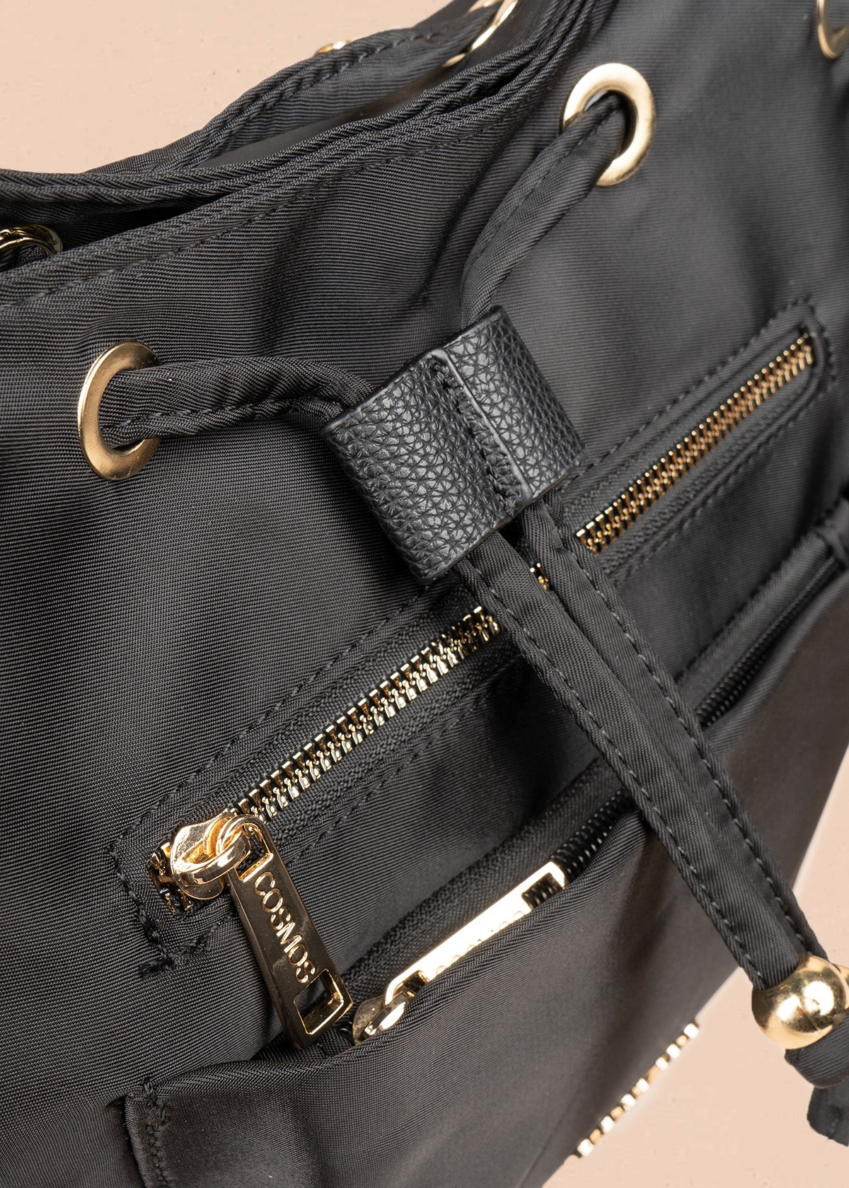 Bolso manos libres color negro con dos bolsillos adelante 106837