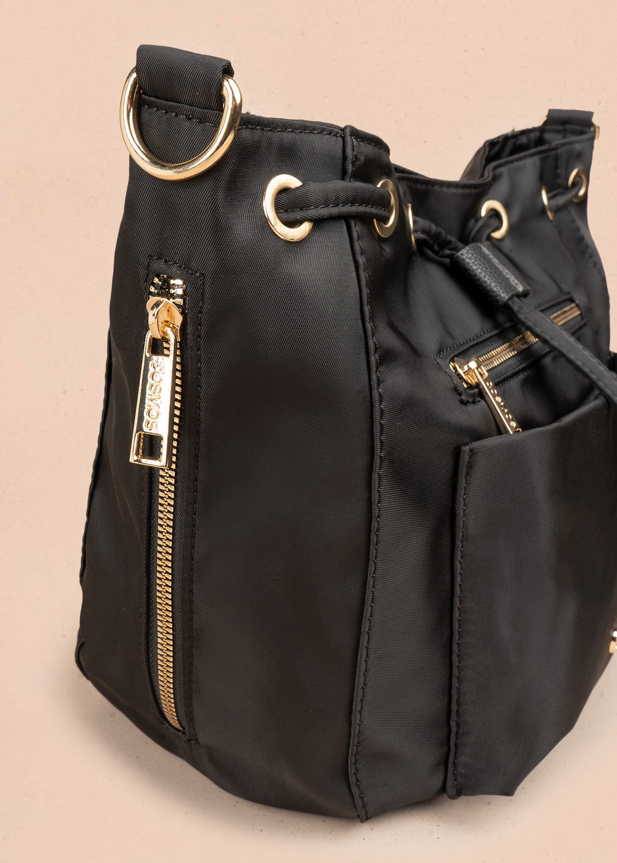 Bolso manos libres color negro con dos bolsillos adelante 106837