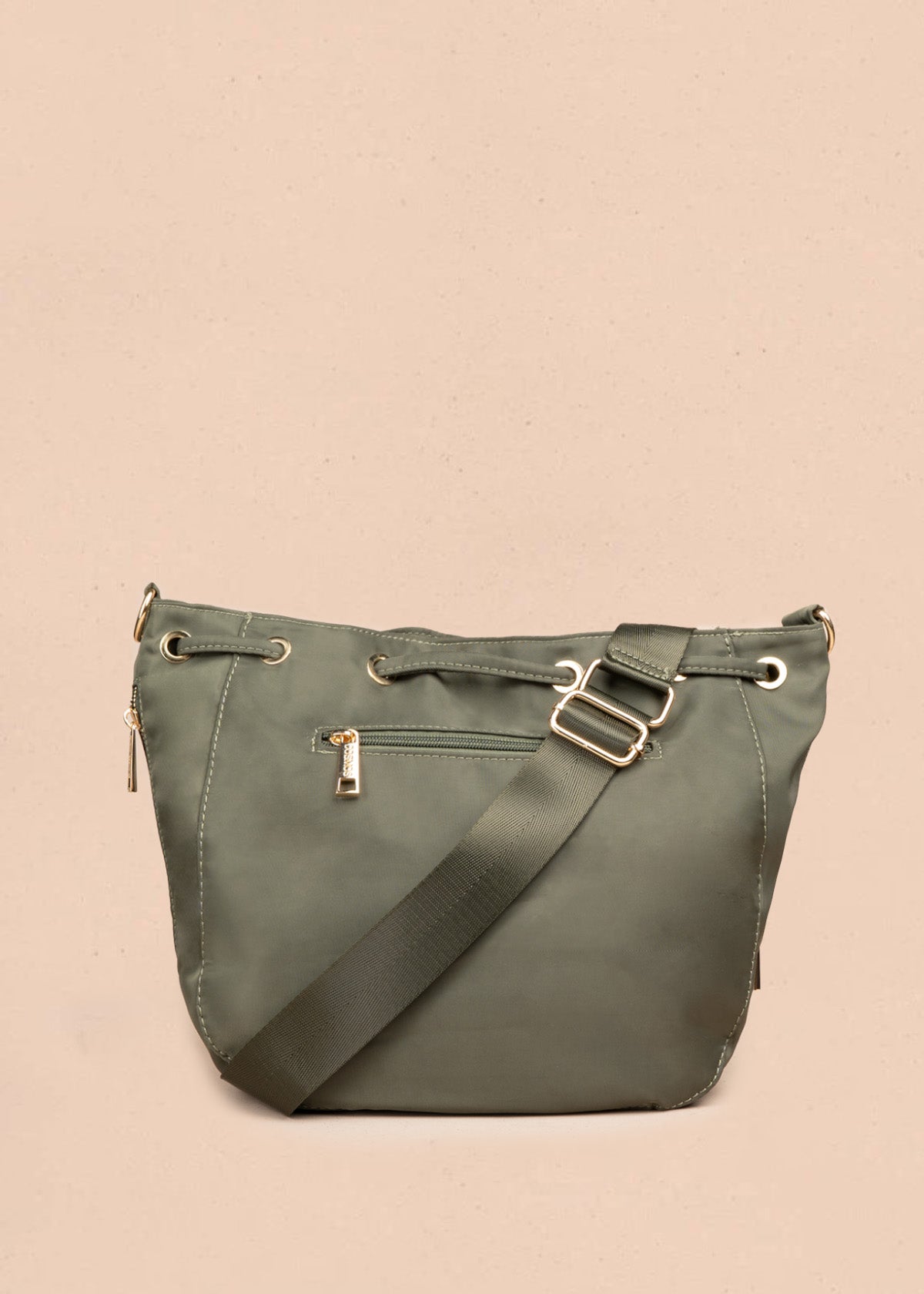 Bolso manos libres color verde con dos bolsillos adelante 106837