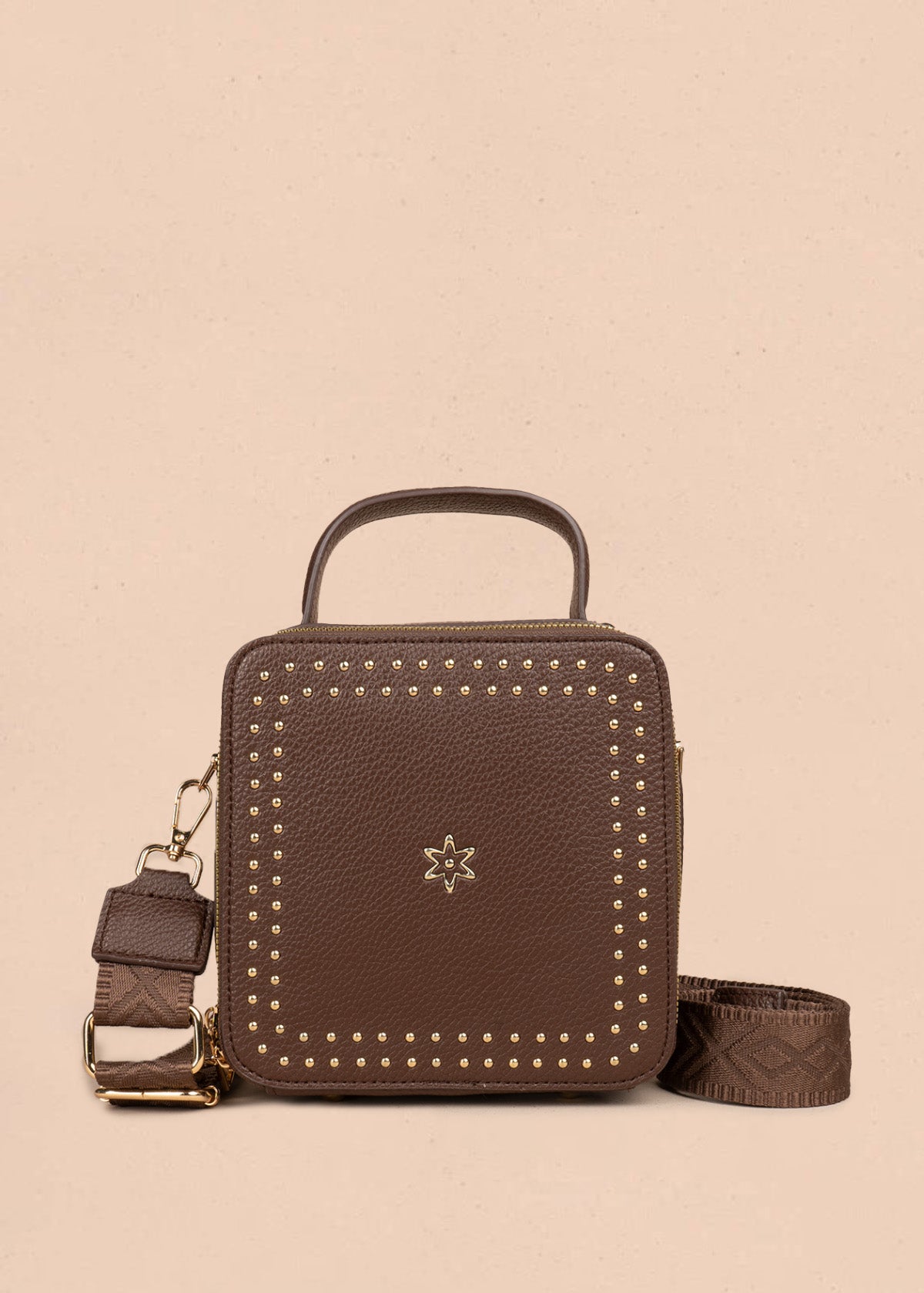 Bolso manos libres color chocolate con taches 106839
