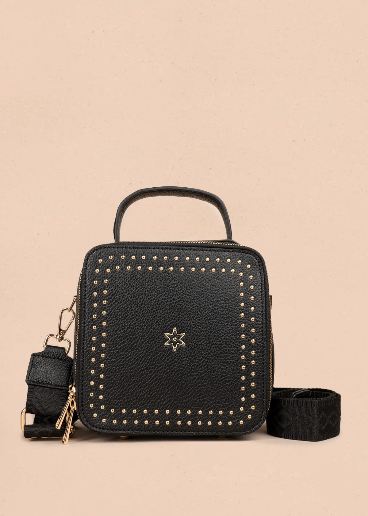 Bolso manos libres color negro con taches 106839