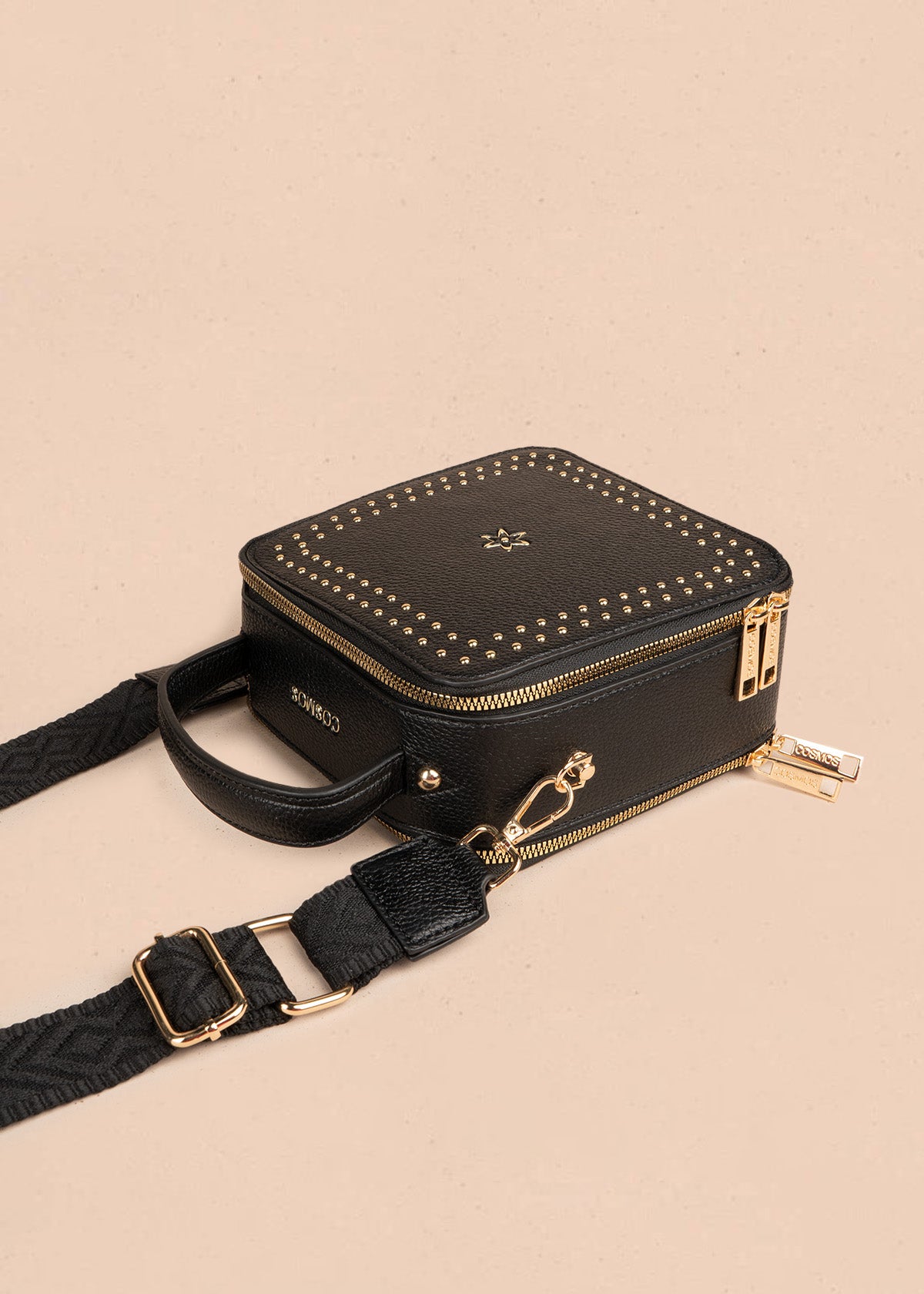 Bolso manos libres color negro con taches 106839