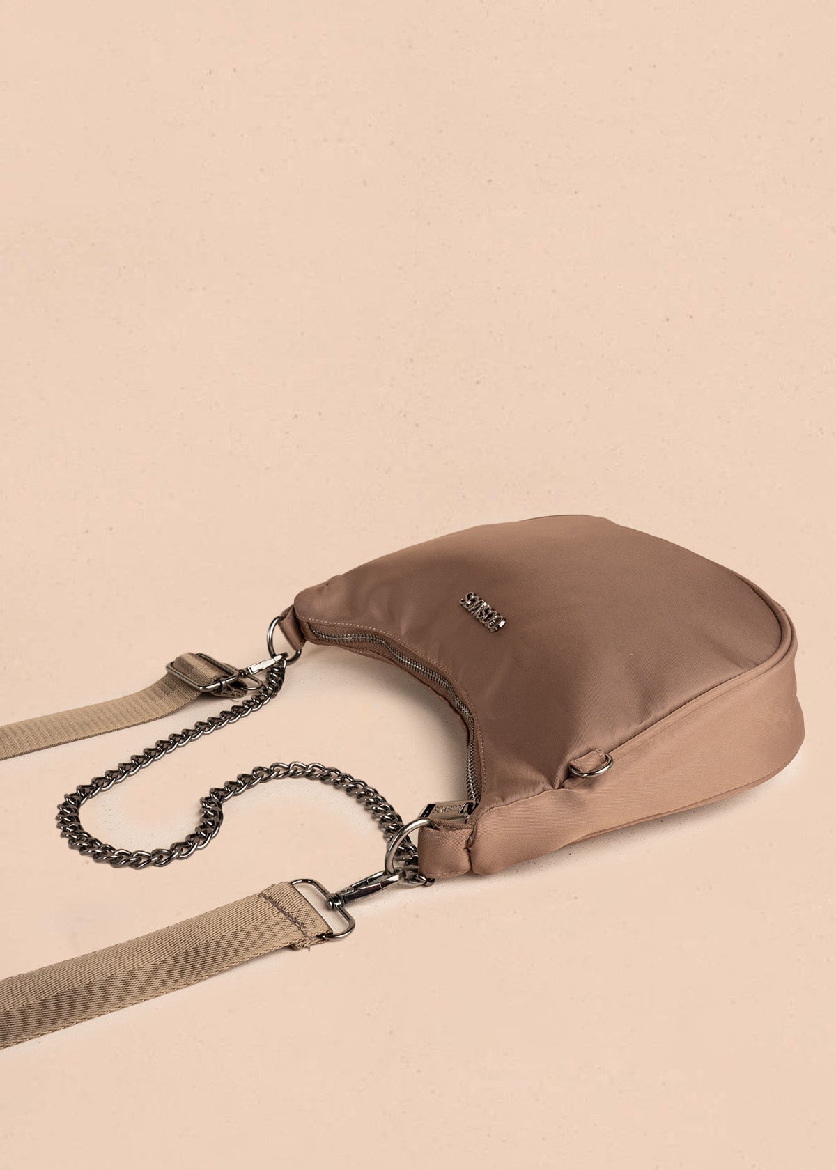 Bolso manos libres color chocolate con cadena 106841